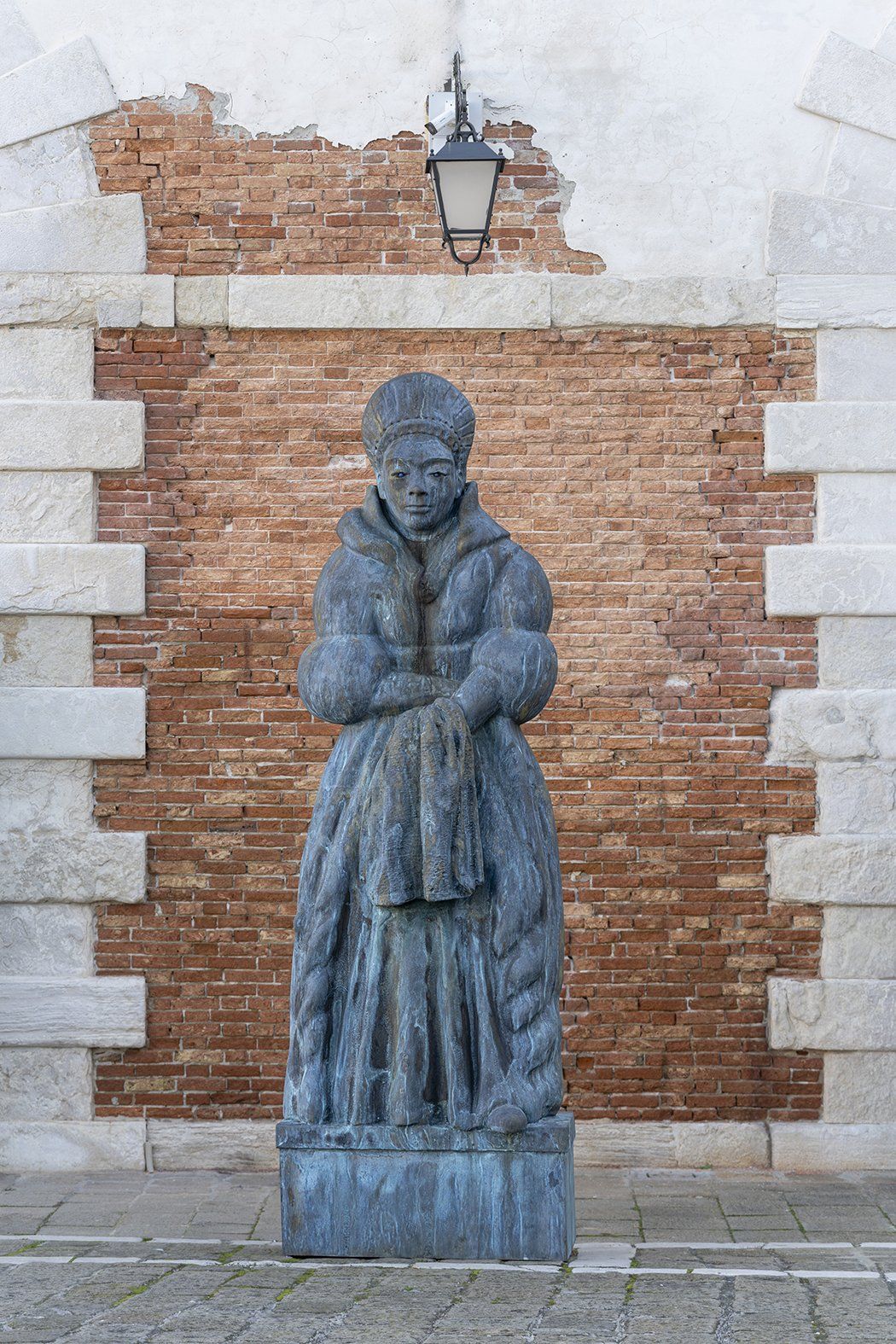 Thomas Schütte, Mutter Erde, 2024, bronze sculpture outside Punta della Dogana in Venice.