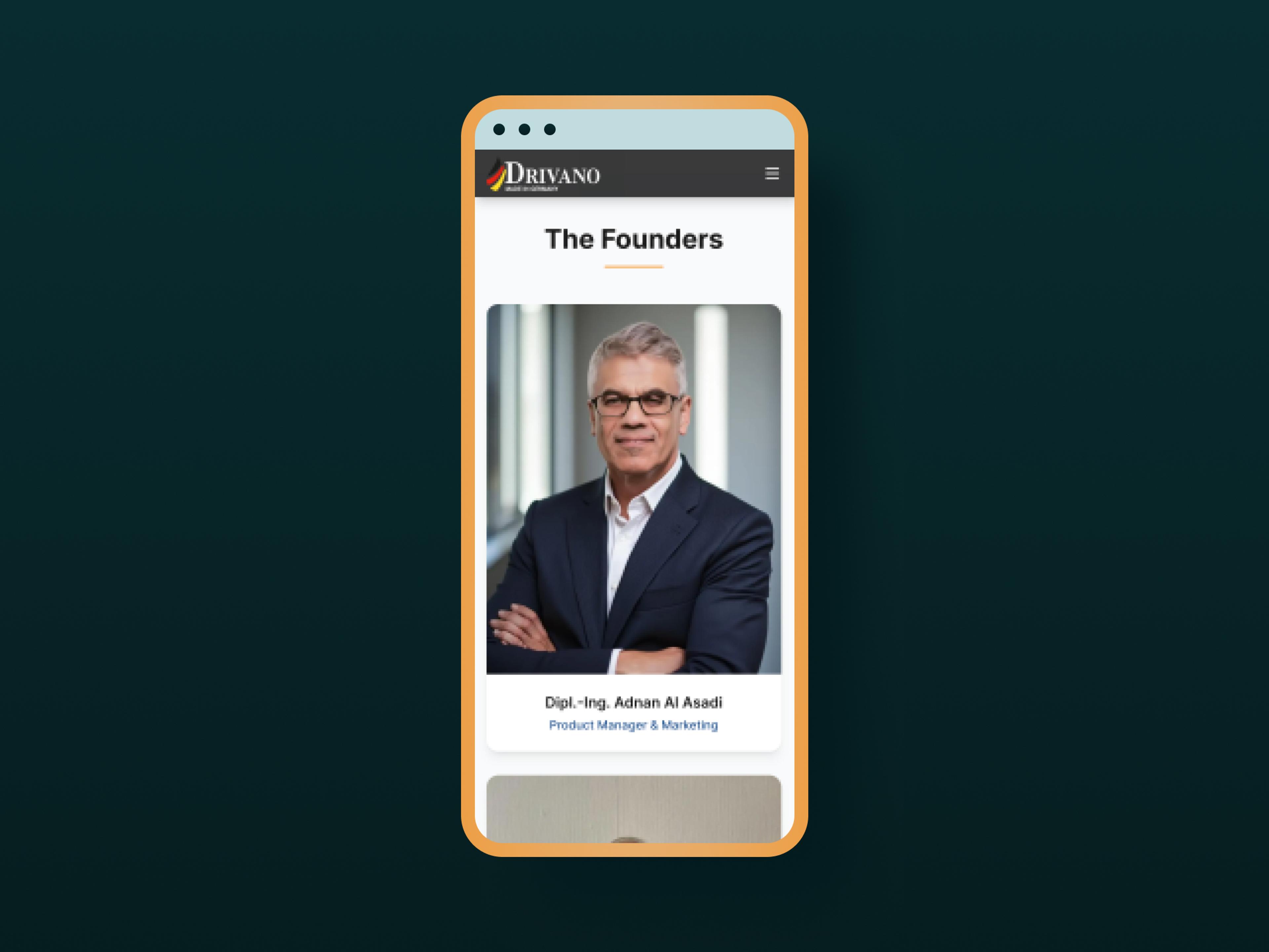 Smartphone zeigt Webseite mit Foto eines Geschäftsgründers in Anzug.