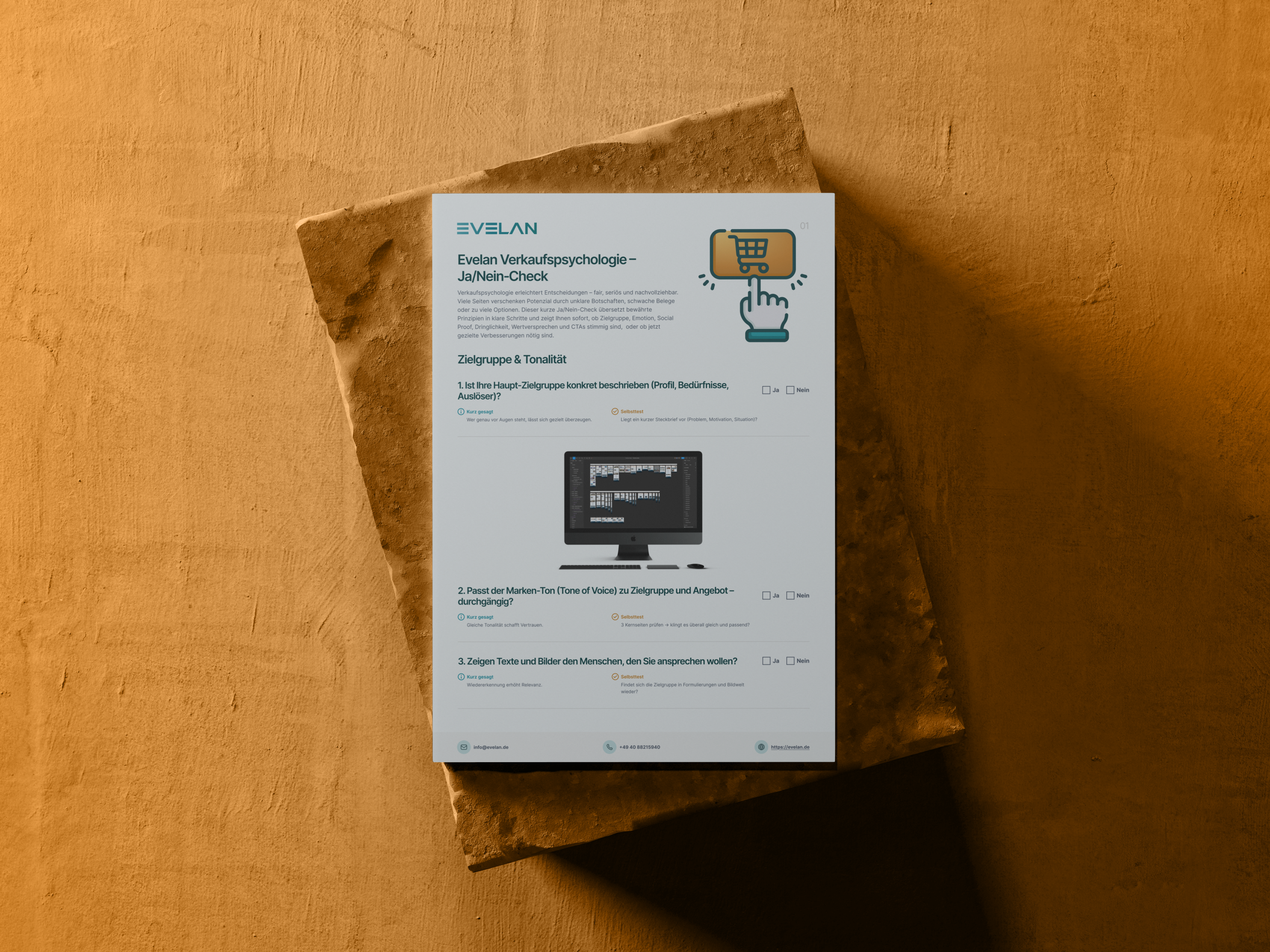 Flyer von Evelan mit Verkaufspsychologie-Checkliste, platziert auf braunem Untergrund, mit Symbolen und Text.