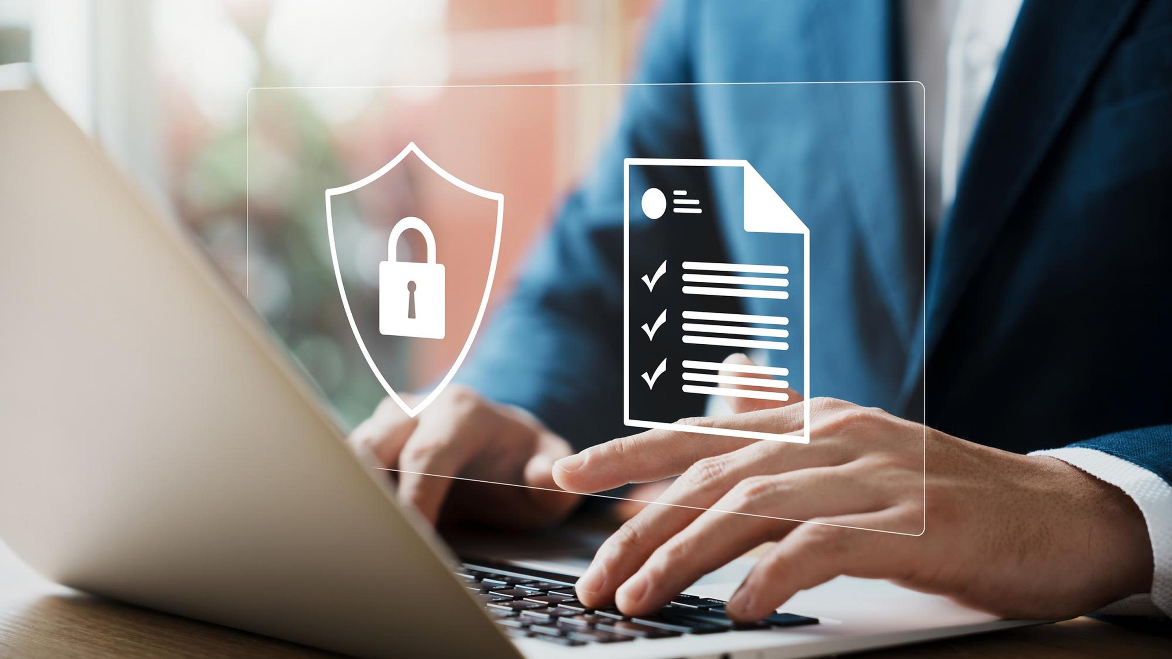 Person ved bærbar PC med skilt og sjekkliste-symboler på en gjennomsiktig overflate