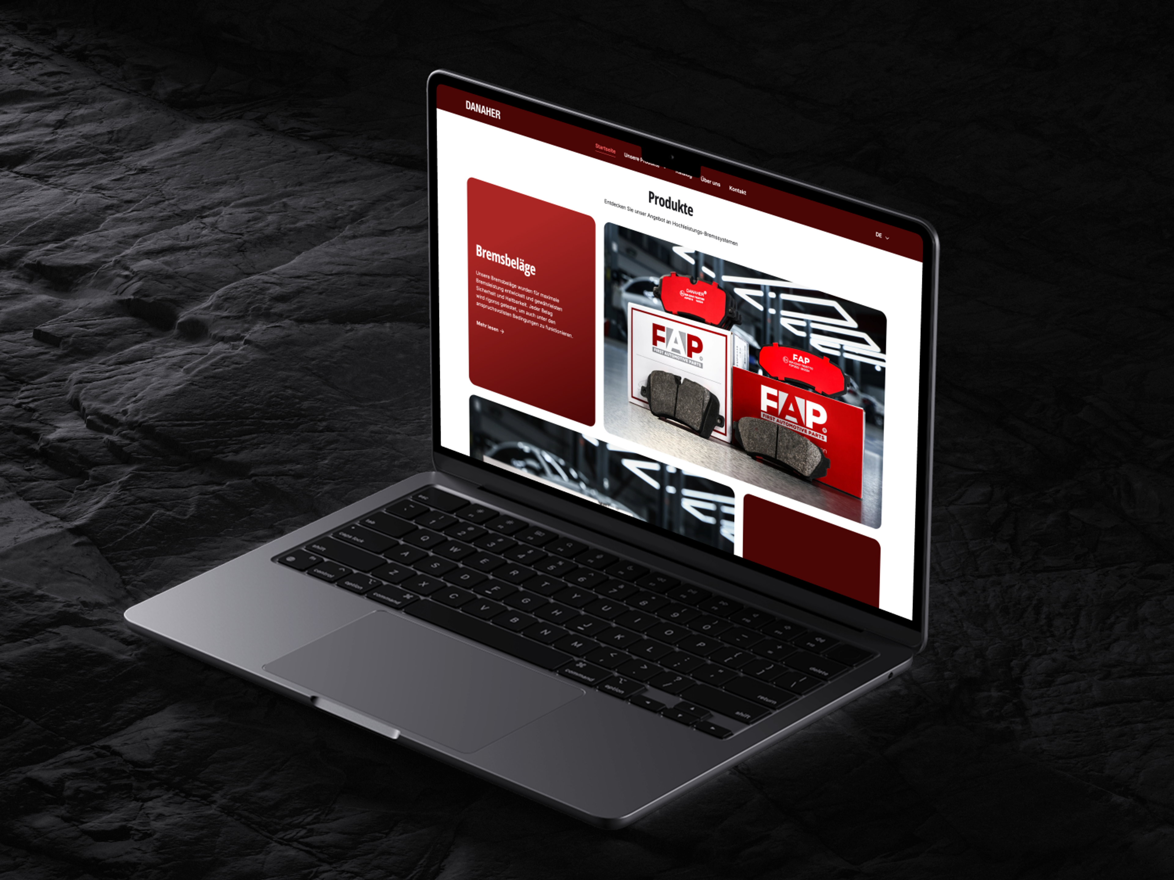 Laptop auf dunklem Tisch zeigt eine Website mit roten Bremsbelägen
