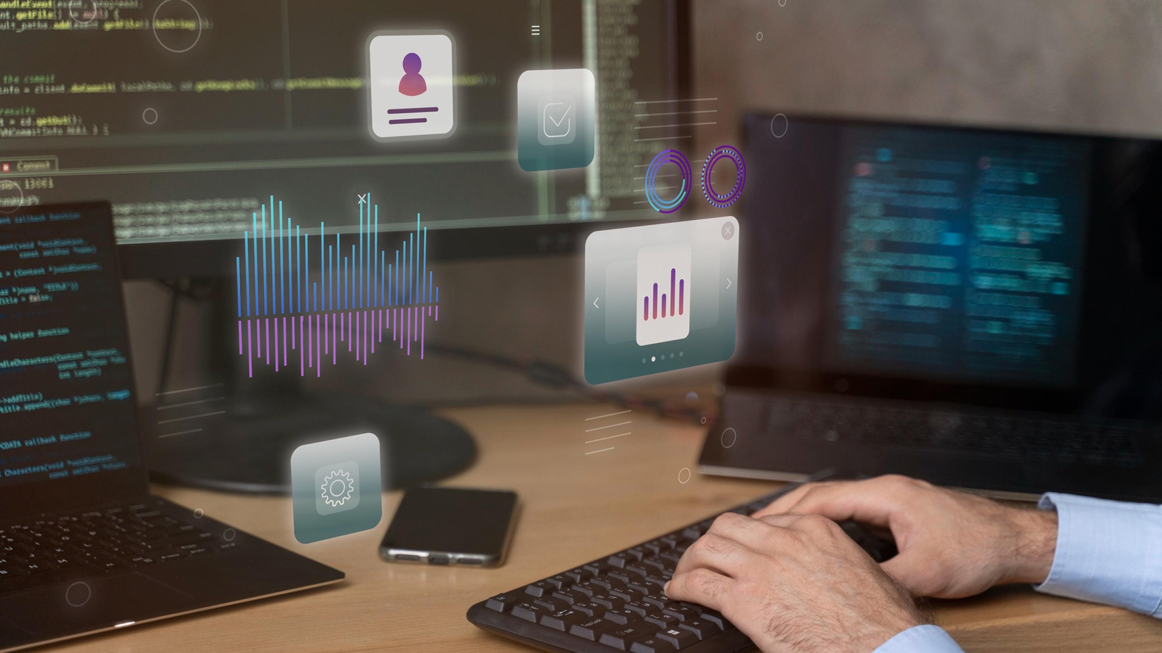 Hände eines Programmierers auf einer Tastatur, umgeben von holografischen Daten-Icons und zwei Monitoren.