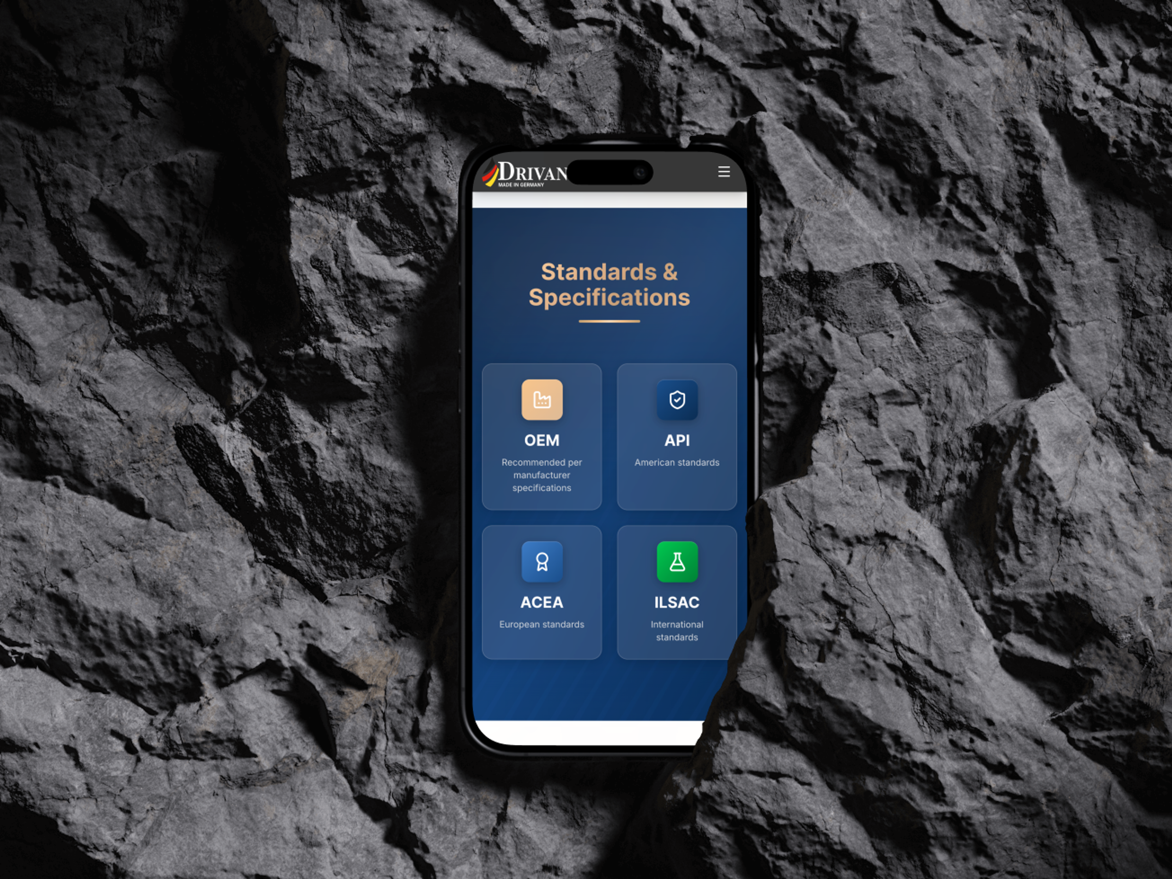 Smartphone mit Display zeigt Standards und Spezifikationen, ruhend auf einer felsigen Oberfläche.