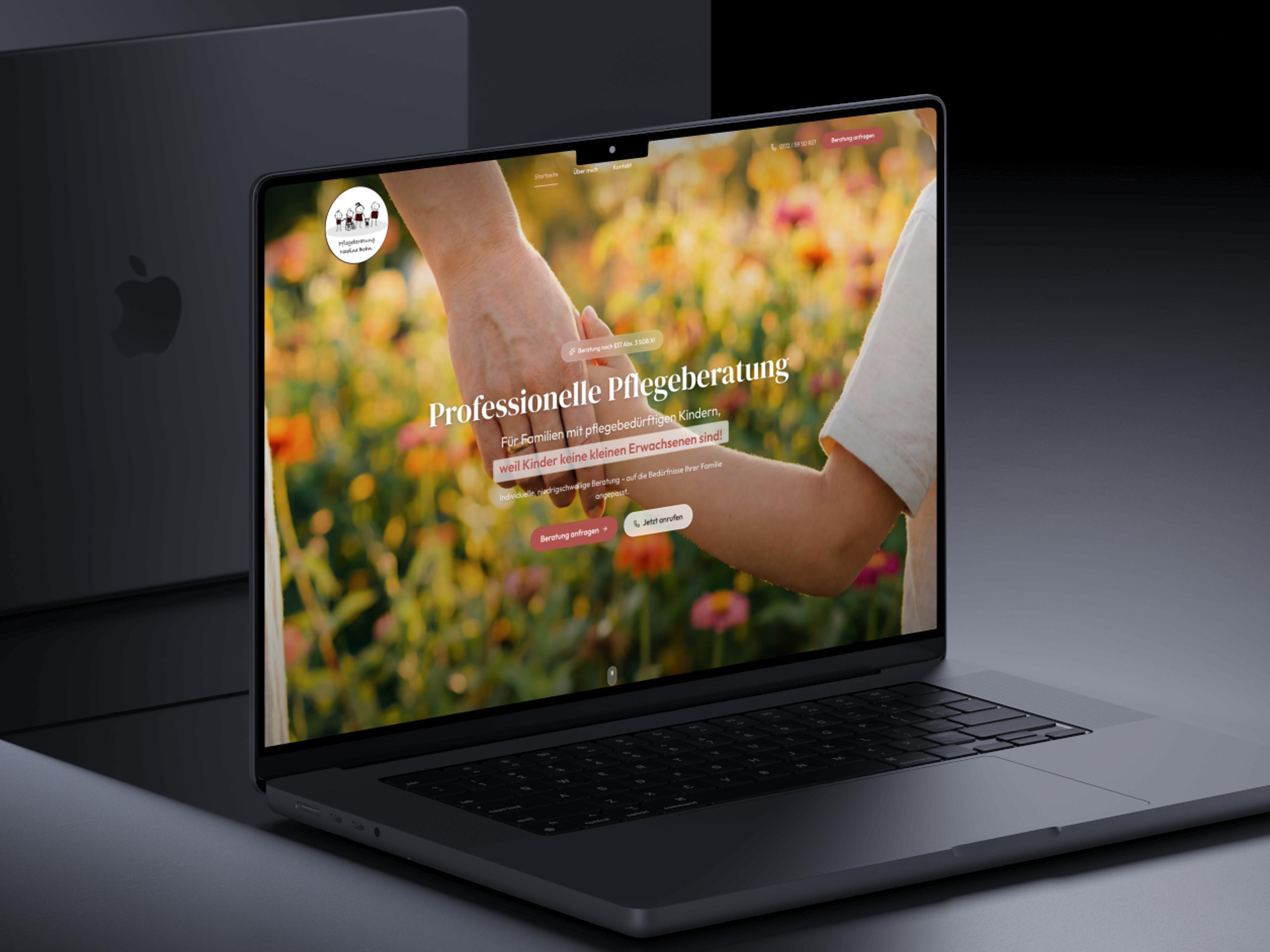 Ноутбук с веб-сайтом для профессиональных консультаций по уходу, руки держатся перед полем цветов
