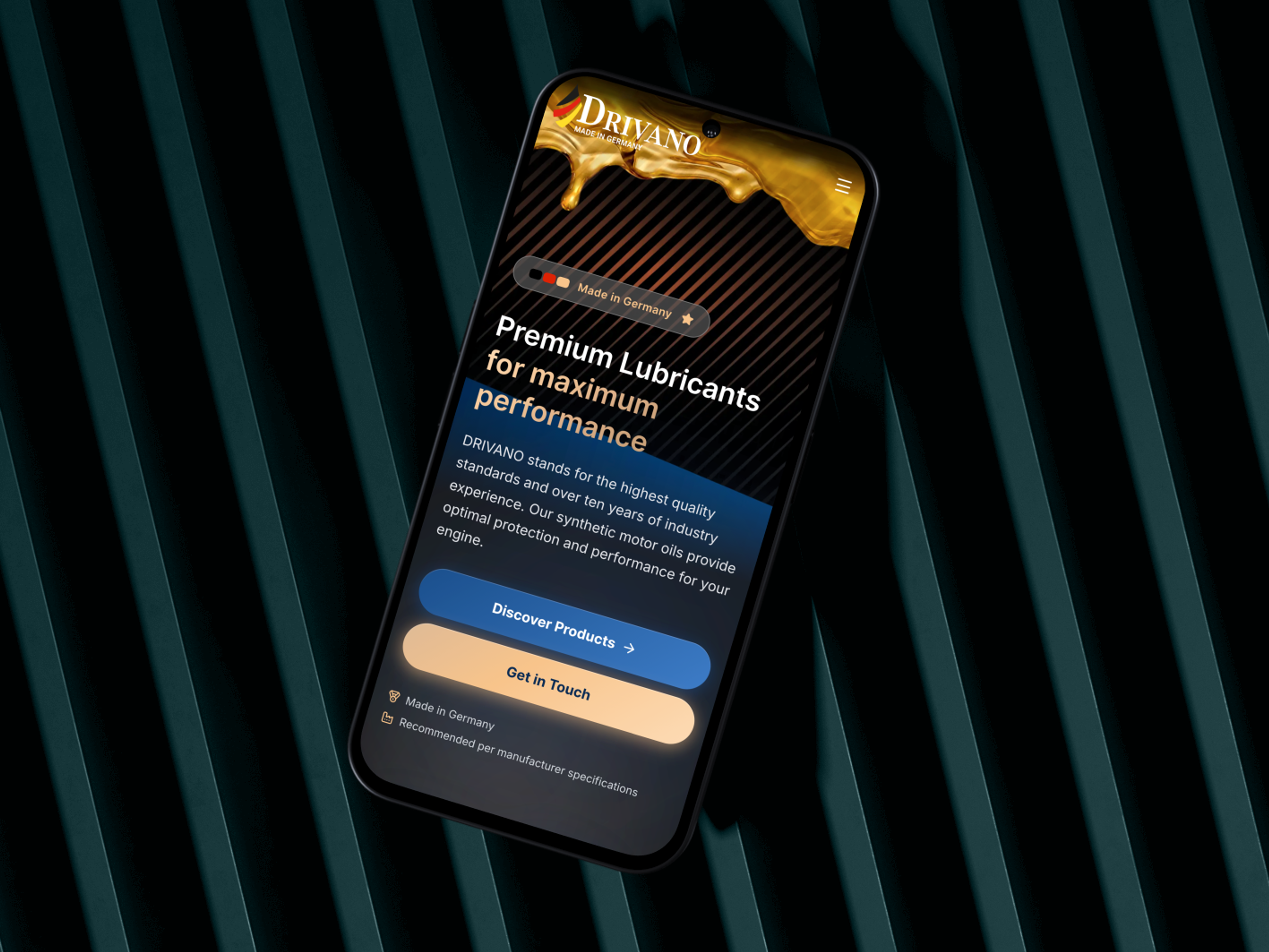 Смартфон с веб-сайтом, посвященным смазочным материалам, золотые детали, тёмный фон.