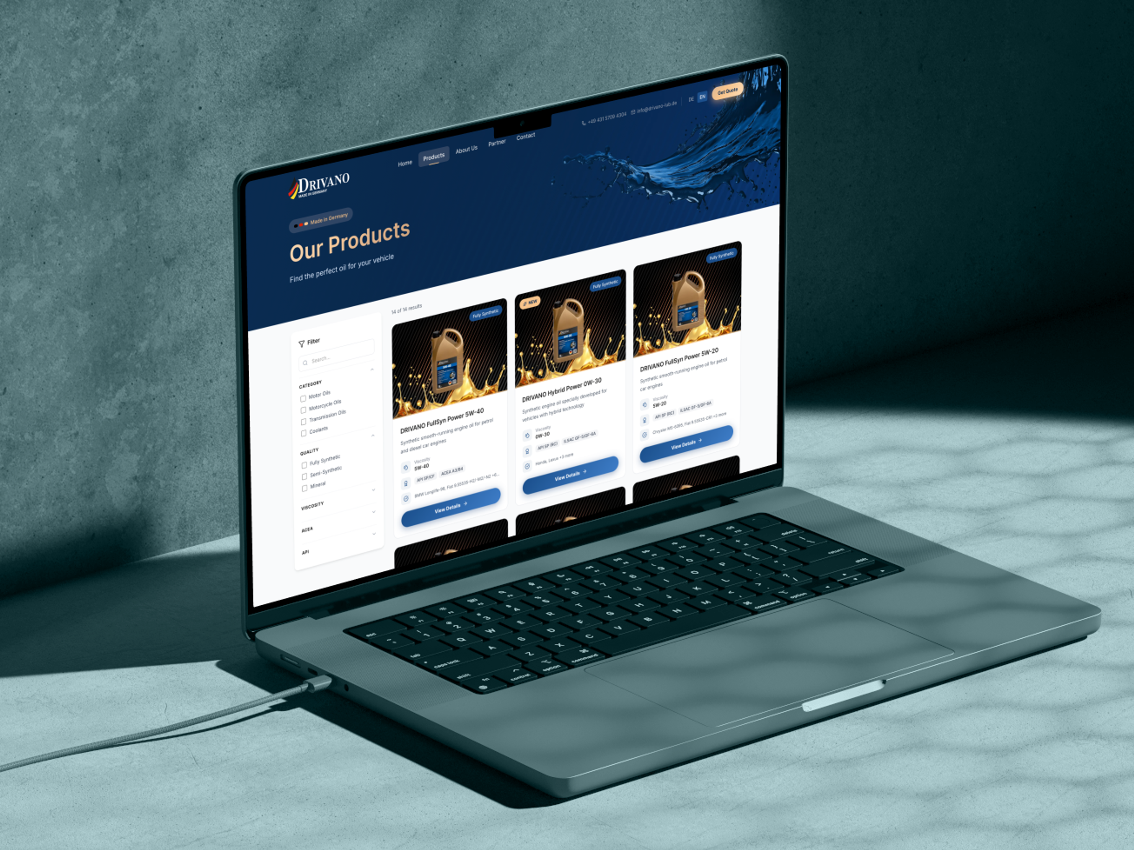 Laptop mit geöffneter Produktseite, blaue Kopfzeile, grauer Tisch