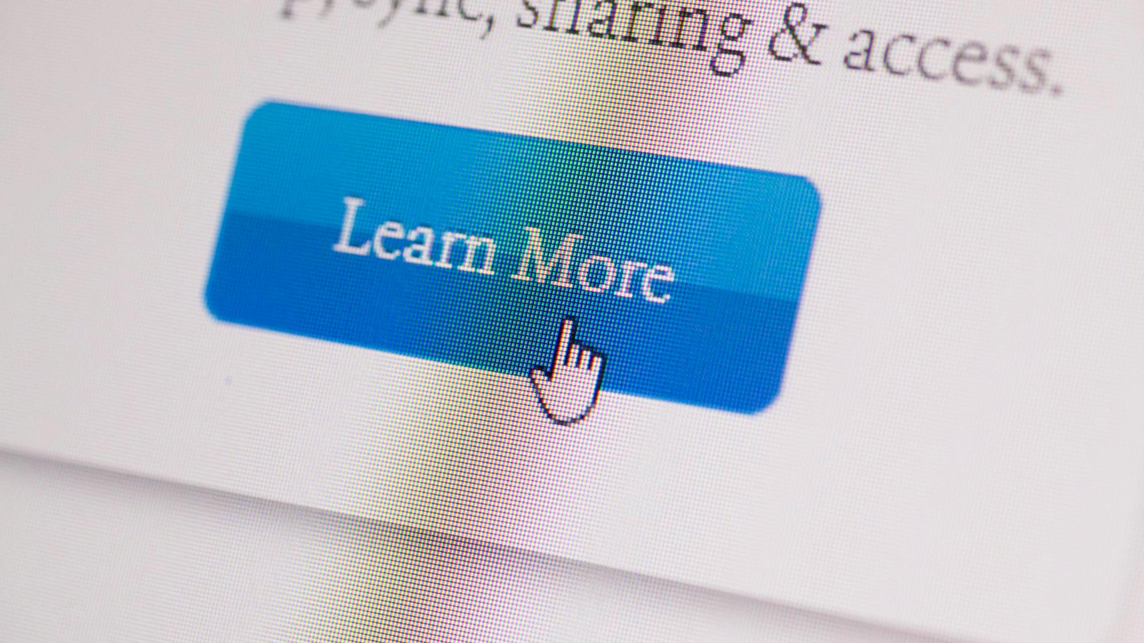 Computerbildschirm mit blauem Button „Learn More“ und Cursor-Hand