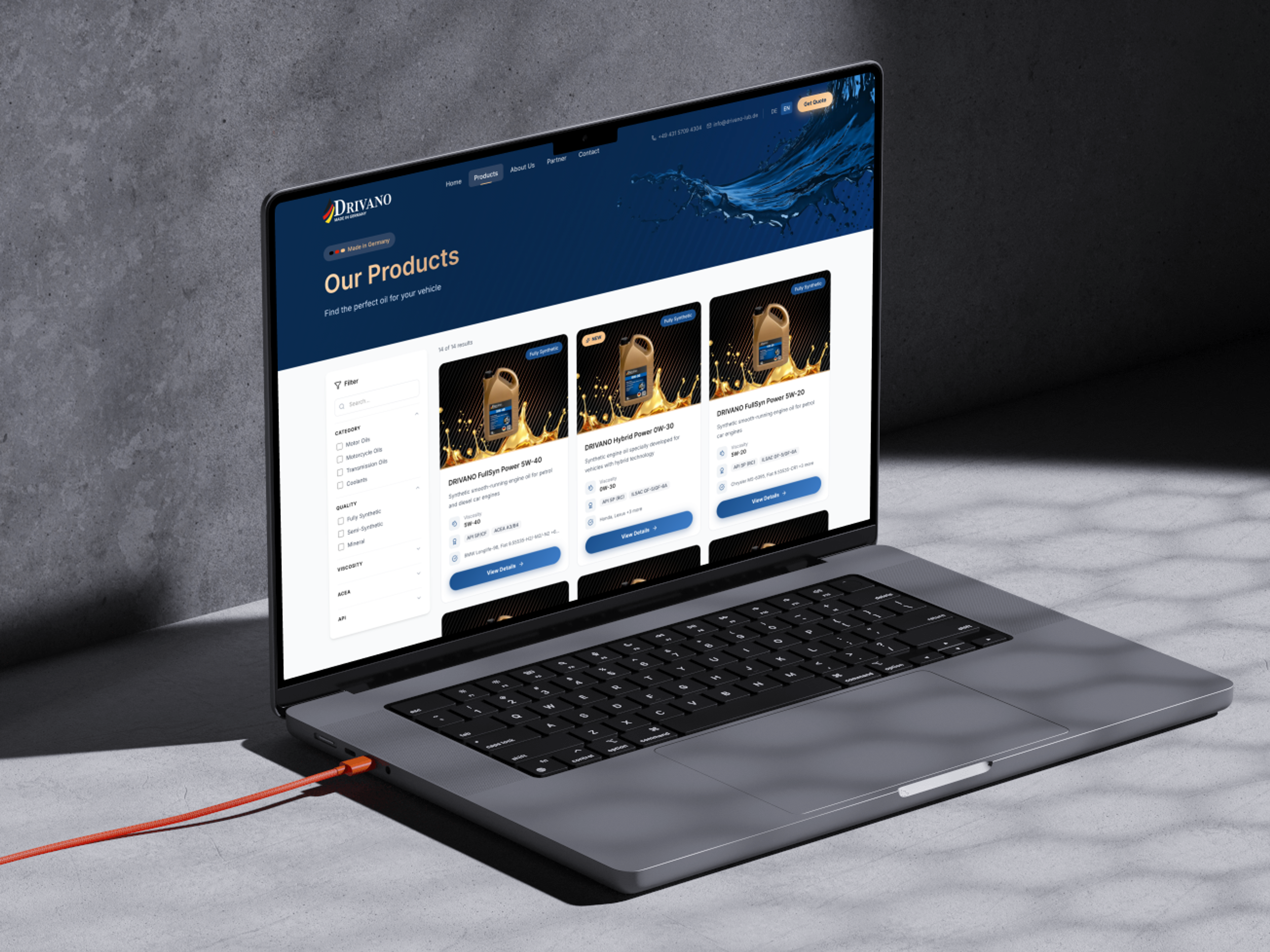 Offenes Laptop-Display zeigt online Produktseite für Motoröle mit blau-weißer Gestaltung und ölbezogenen Bildern.