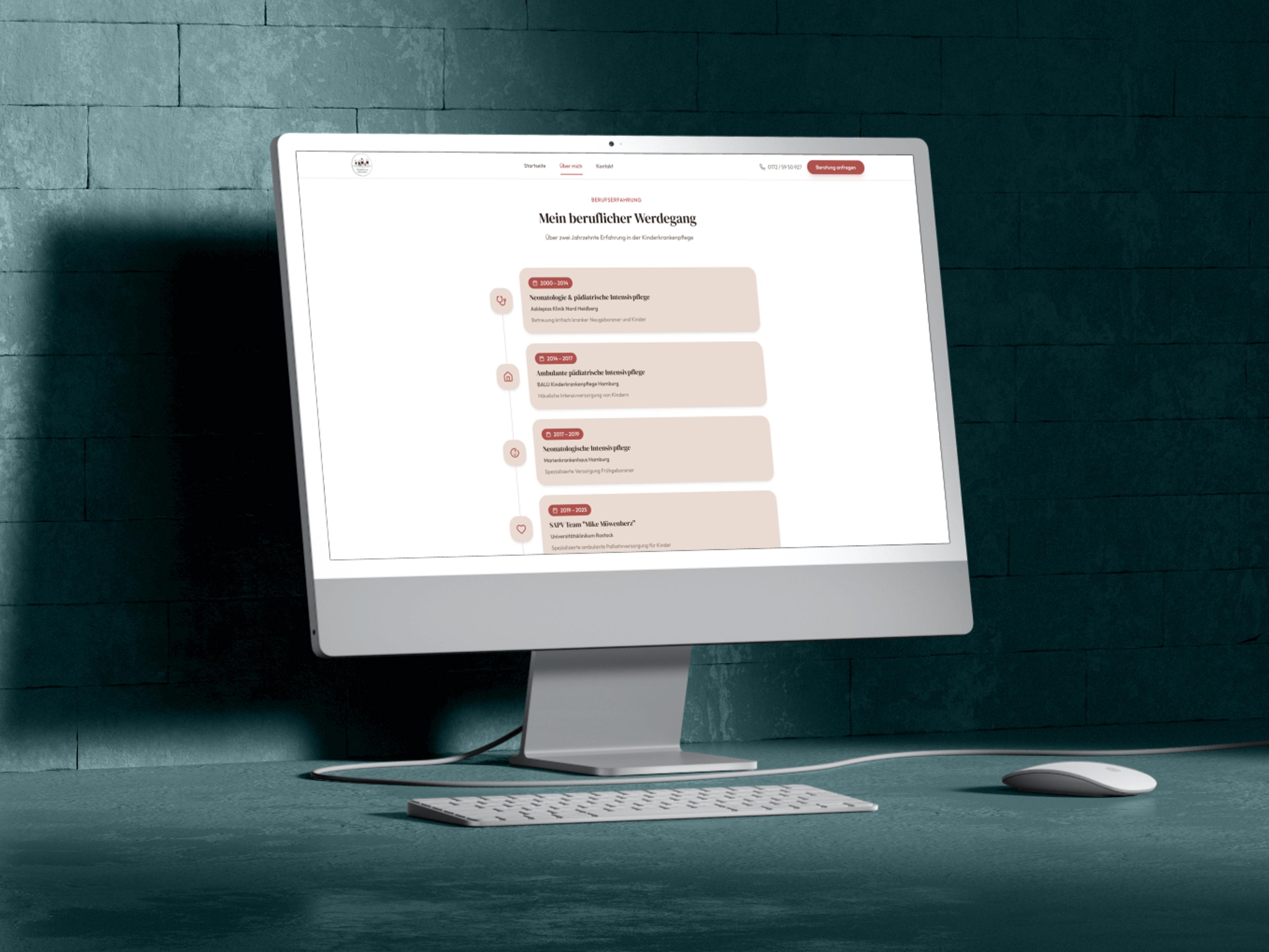 Настольный компьютер с резюме на экране перед серым стеной