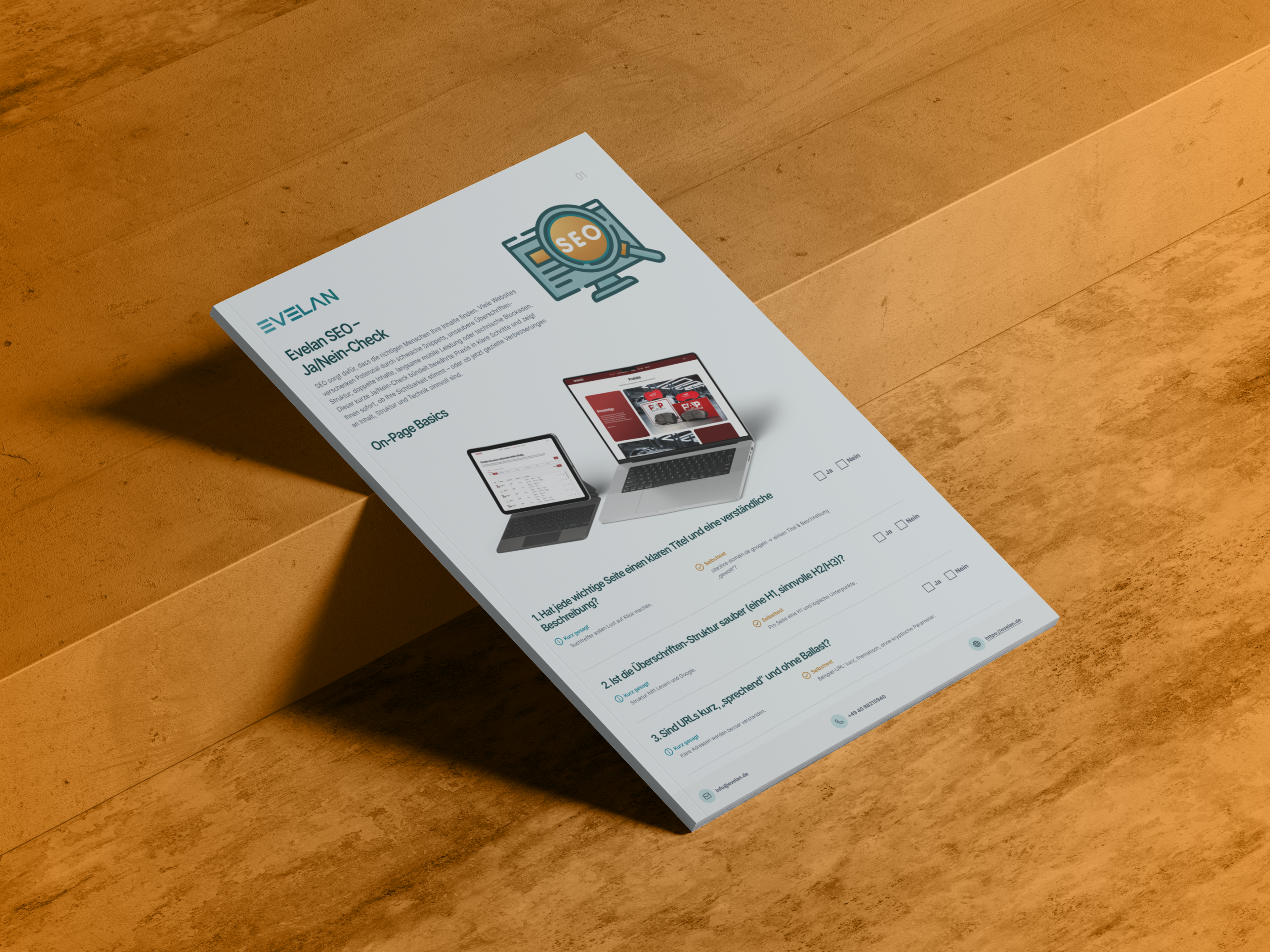 SEO-Checkliste von Evelan auf beiger Holzoberfläche, zeigt Text und Grafiken zum Thema On-Page SEO.