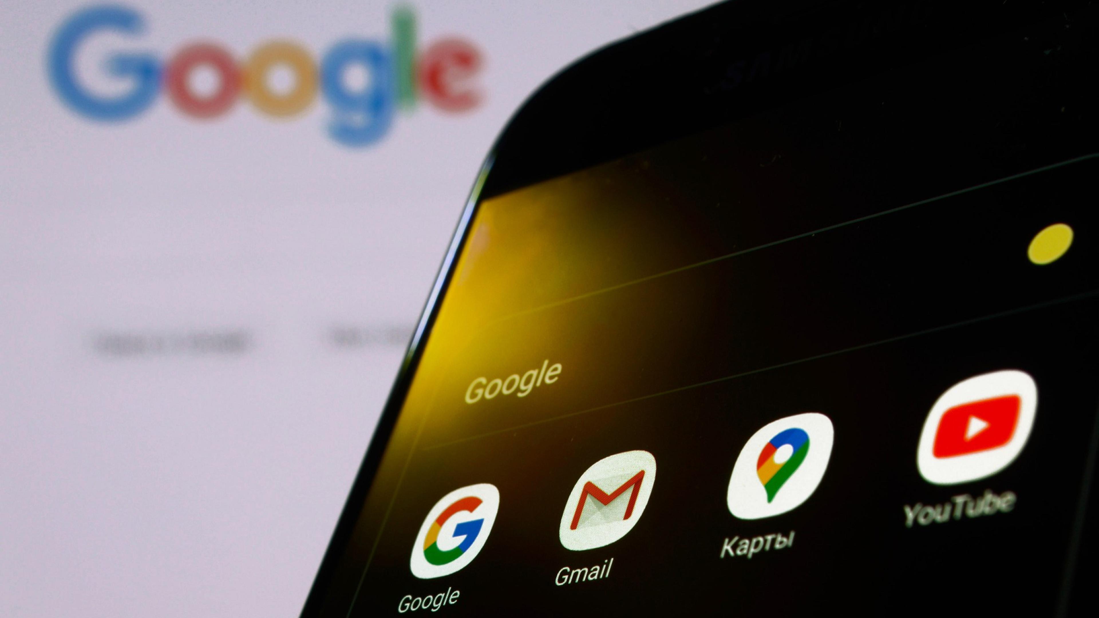 Smarttelefonen viser ikonene for Google, Gmail, Maps og YouTube på skjermen