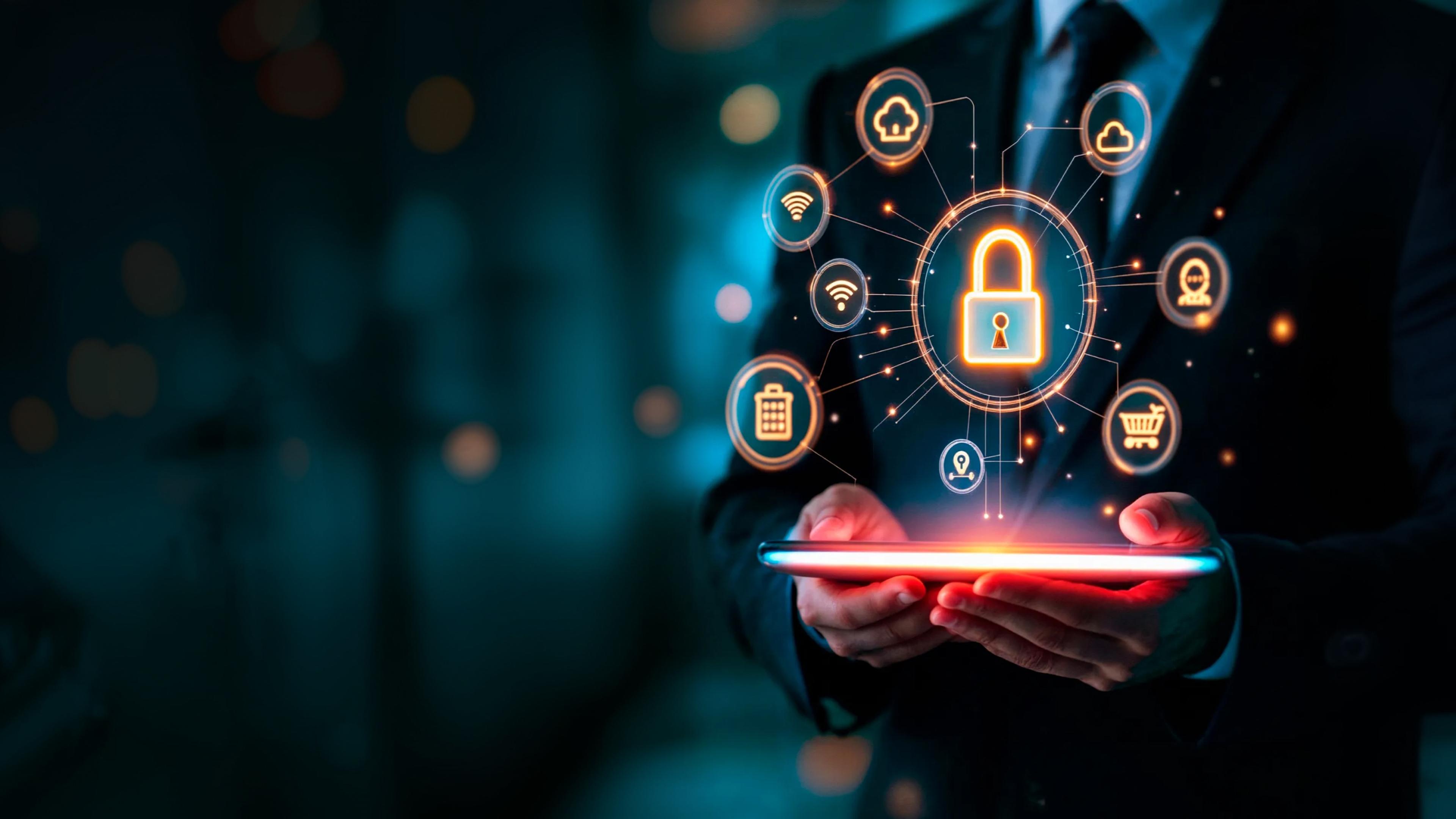 Мужчина держит планшет с цифровым замком и символами сети в темной обстановке