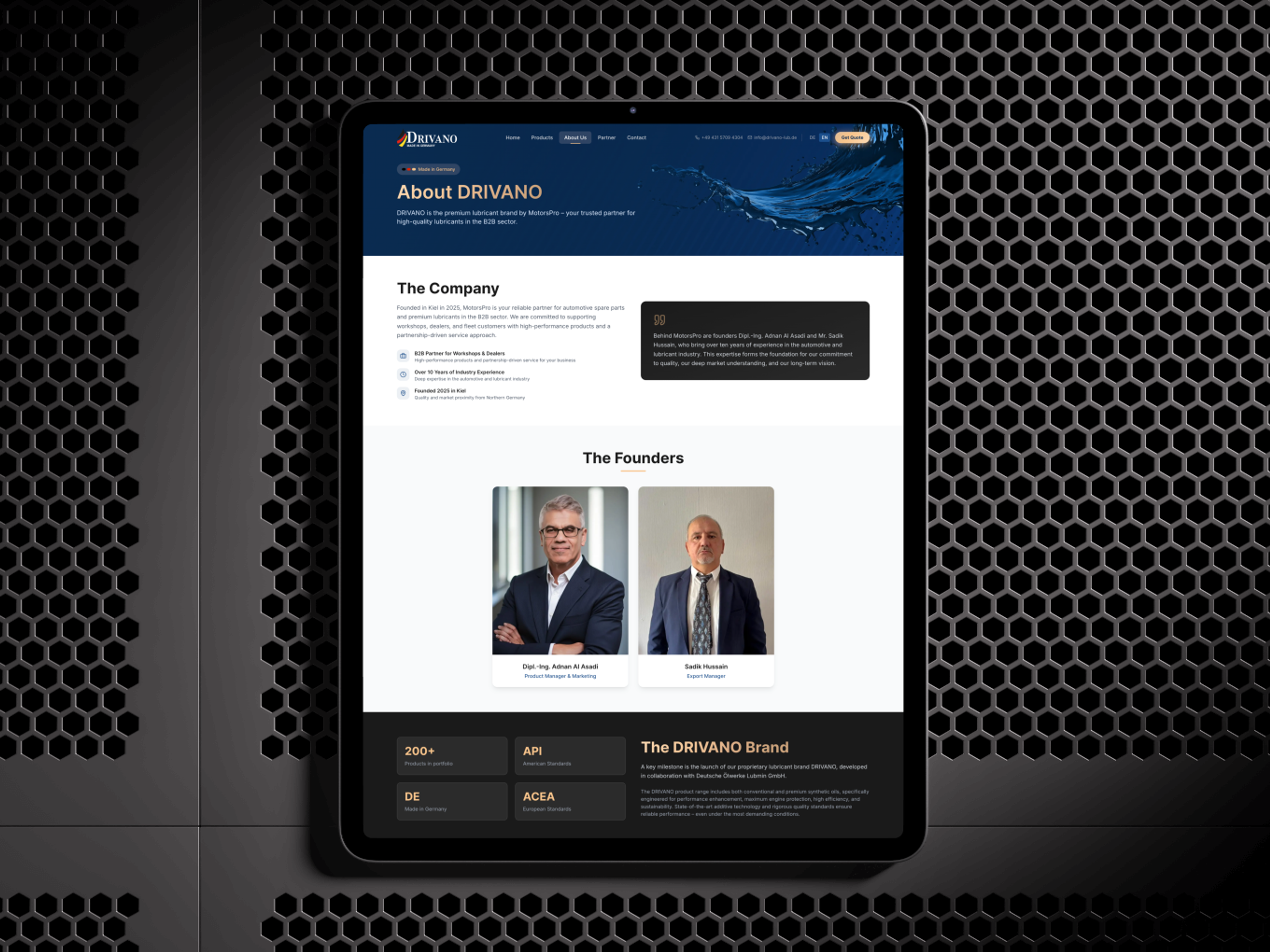 Tablet zeigt Website mit Drivano Firmengründern vor schwarzem Hintergrund.