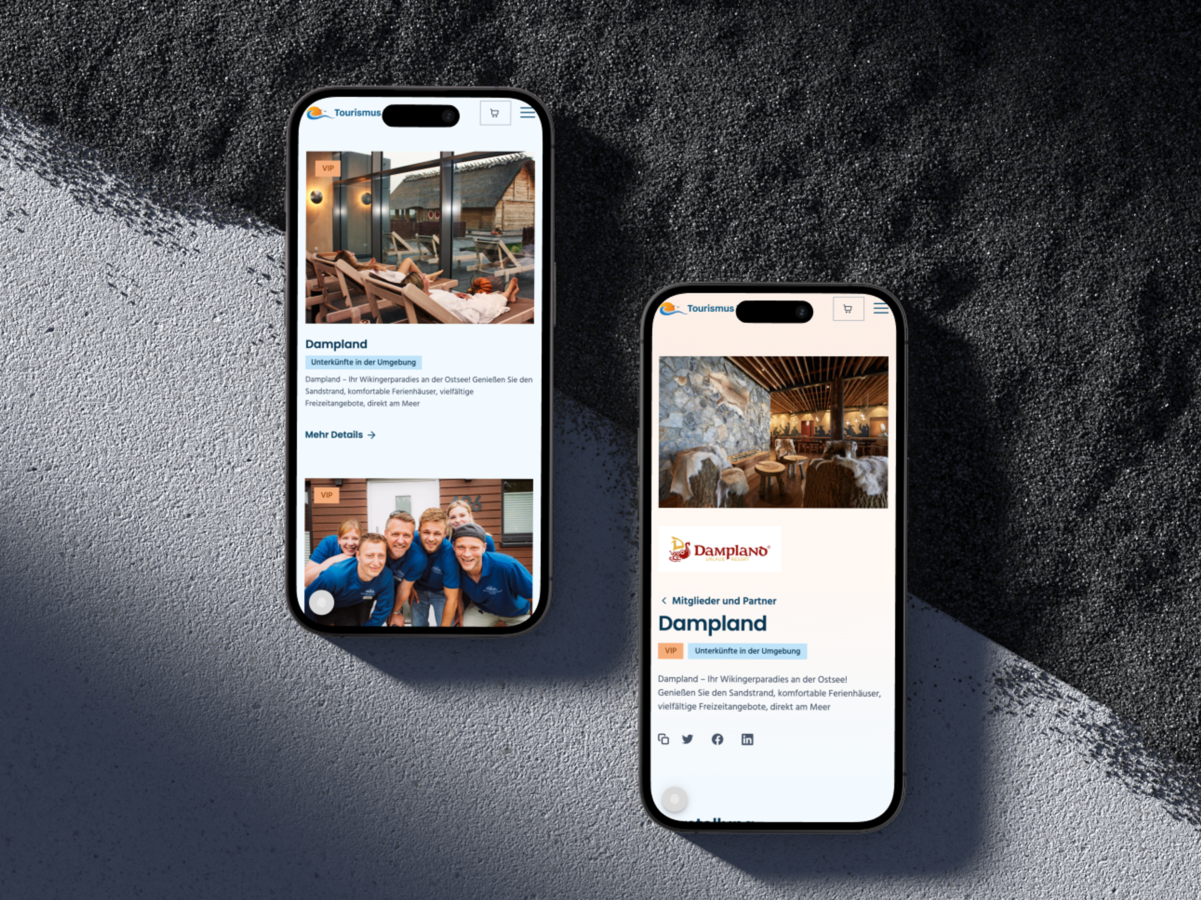Zwei Smartphones zeigen eine Tourismus-Webseite mit Bildern von Dampfland und einer Gruppe von Menschen in blauen T-Shirts.