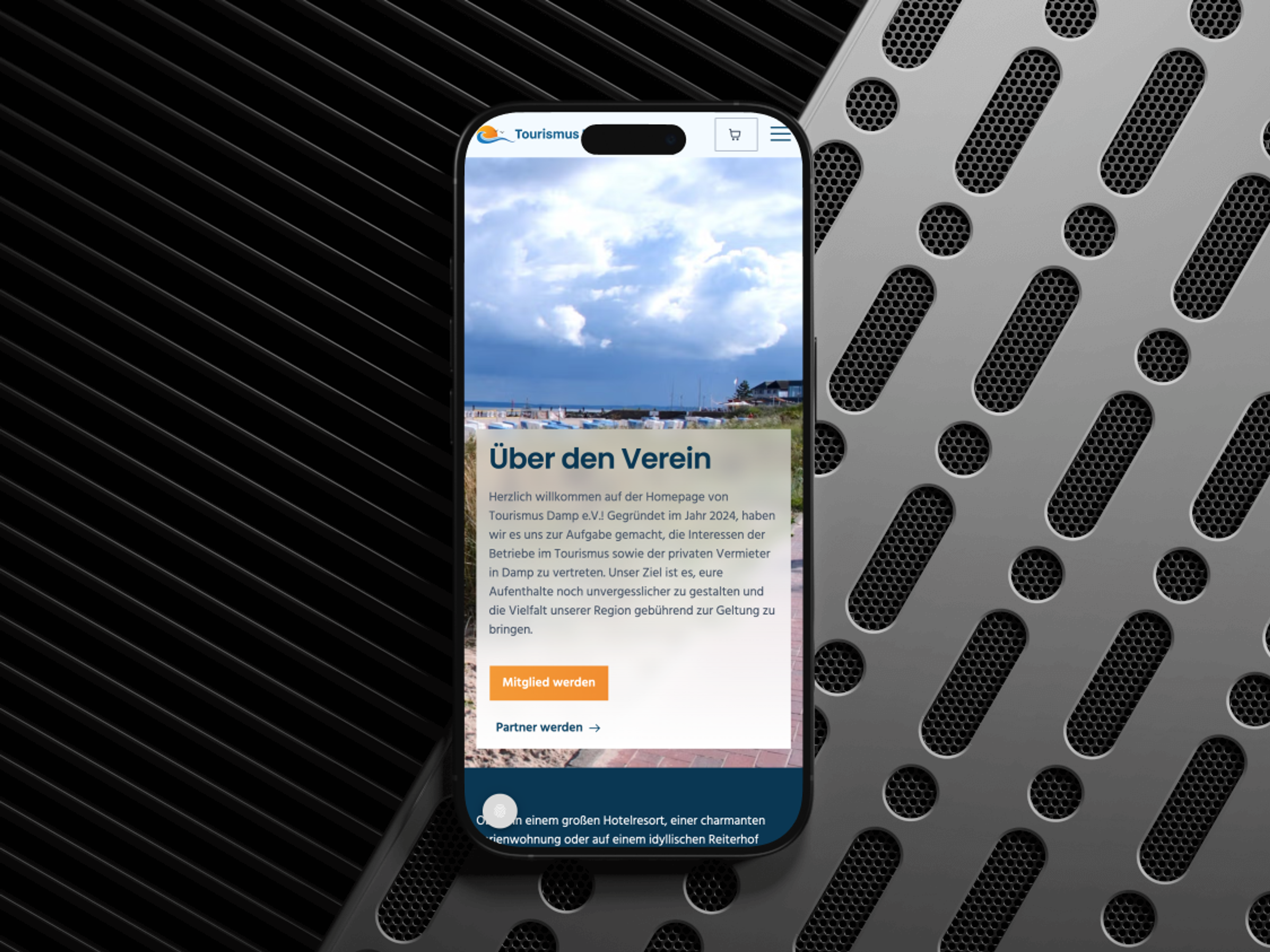 Ein Smartphone zeigt eine Tourismus-Website mit einem Bild von einem Hafen und einem blauen Himmel, platziert auf einem strukturierten Metallhintergrund.
