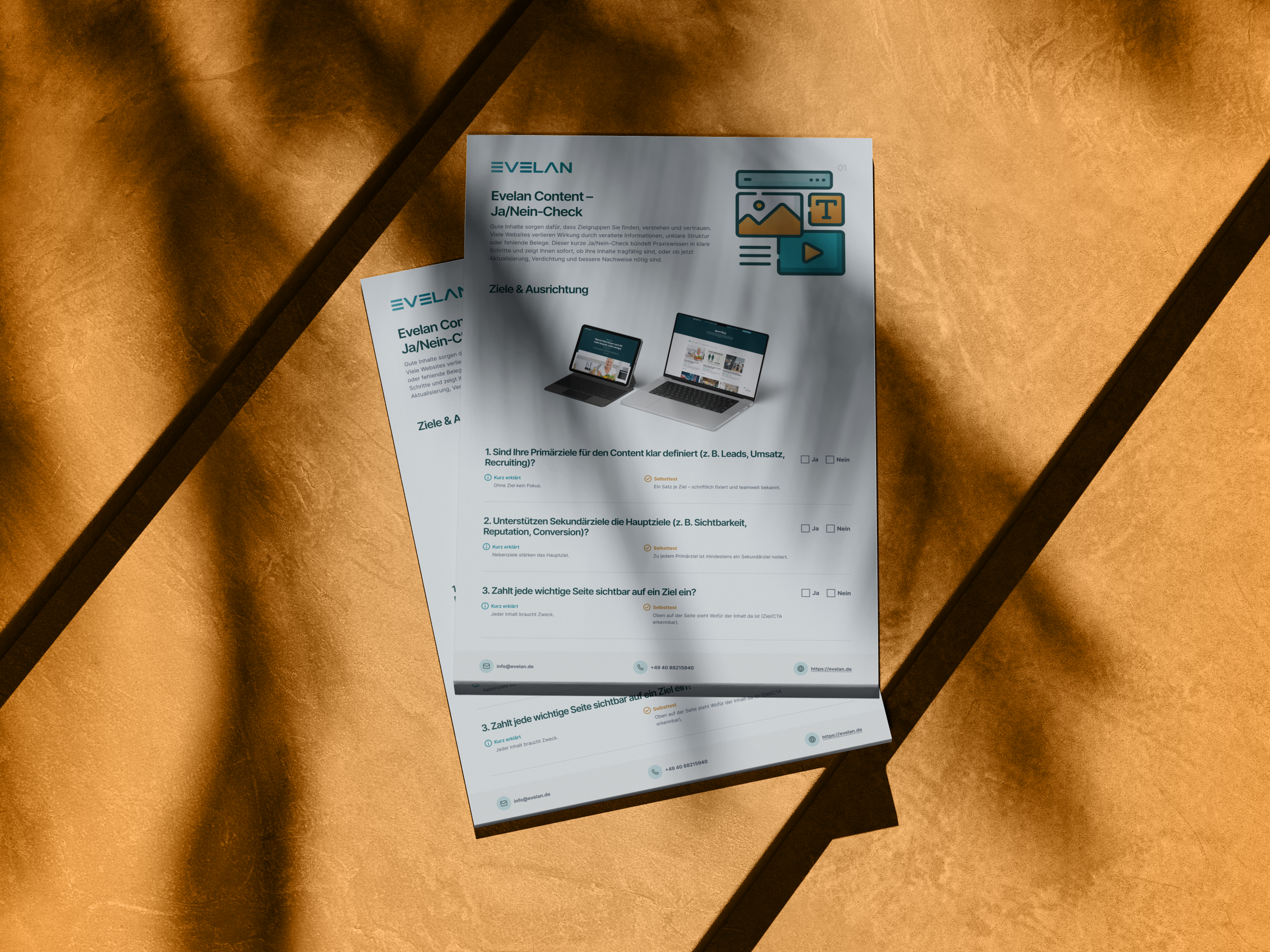 Zwei Broschüren von Evelan mit dem Titel 'Content Ja-Nein-Check' auf einem Tisch.