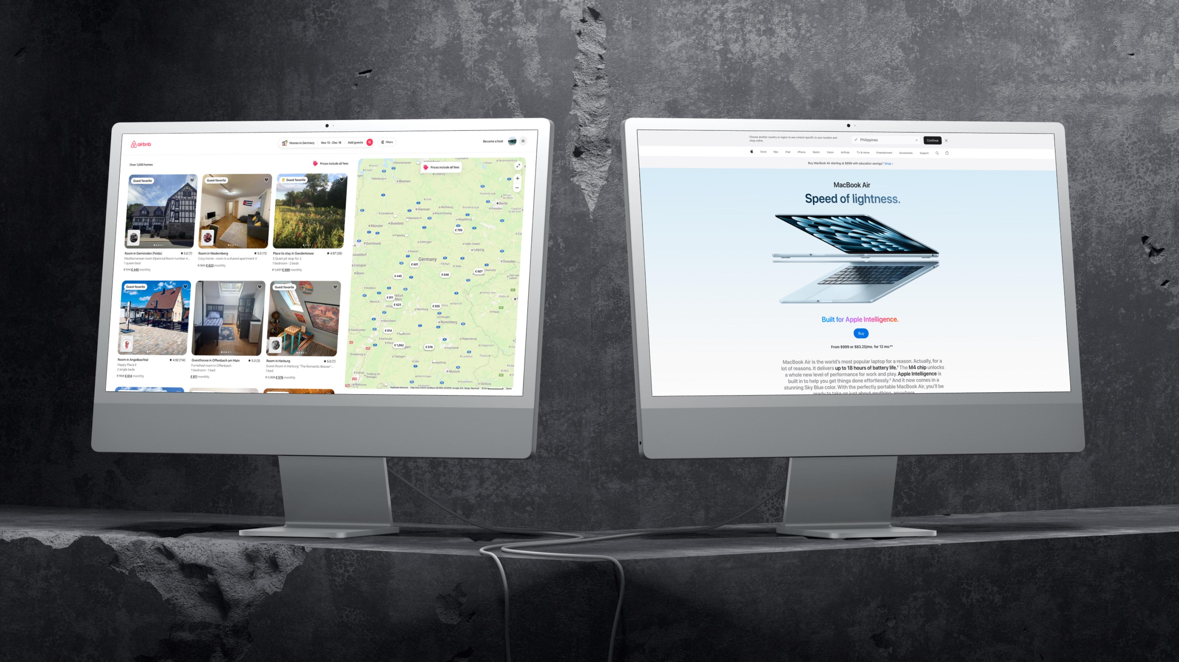 Zwei Monitore auf Betonfläche, links Website mit Karte und Einträgen, rechts Laptop-Werbung.