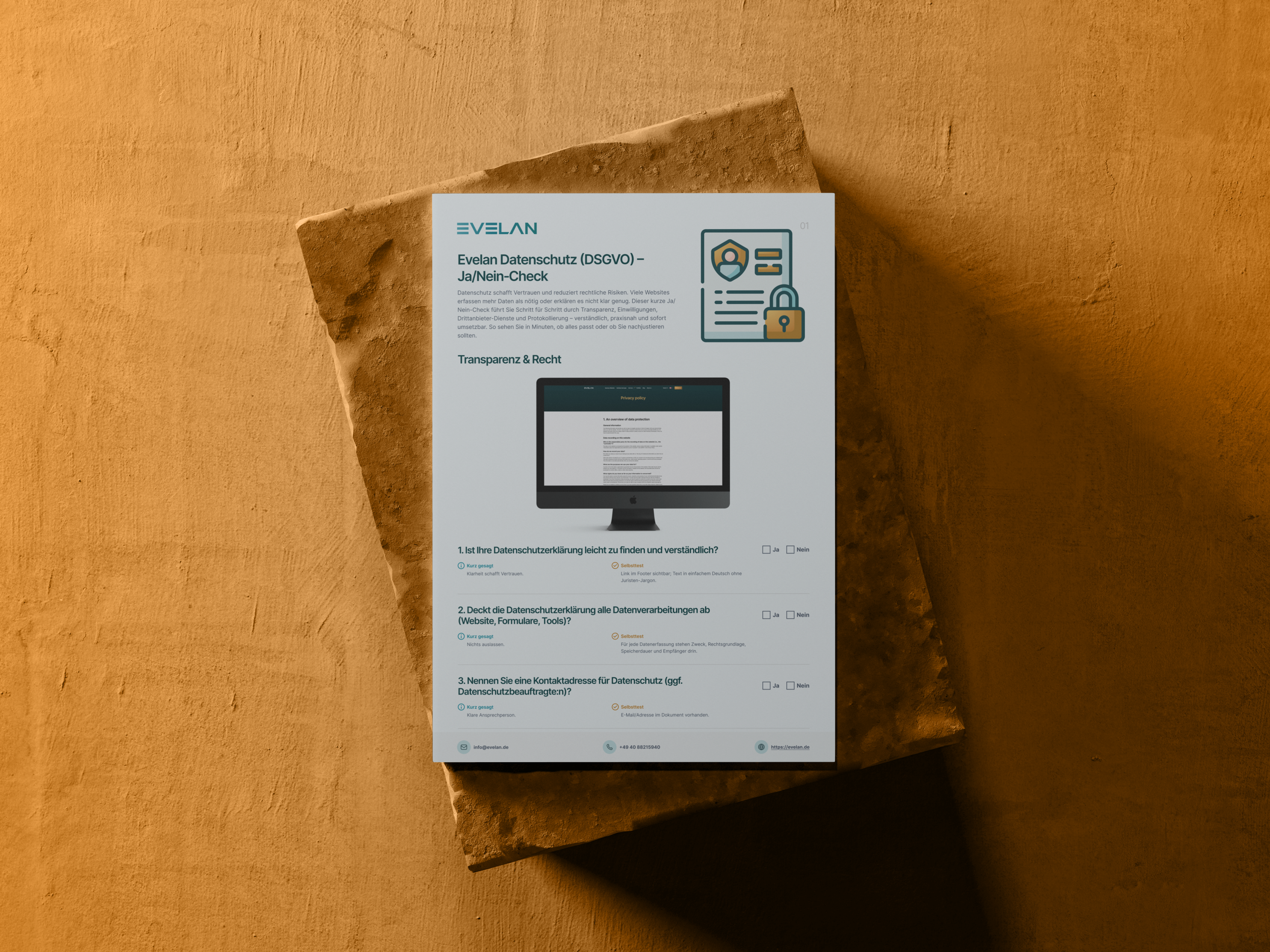 Poster mit DSGVO-Checkliste auf braunem Stein, zeigt Fragen zu Datenschutz und Recht.