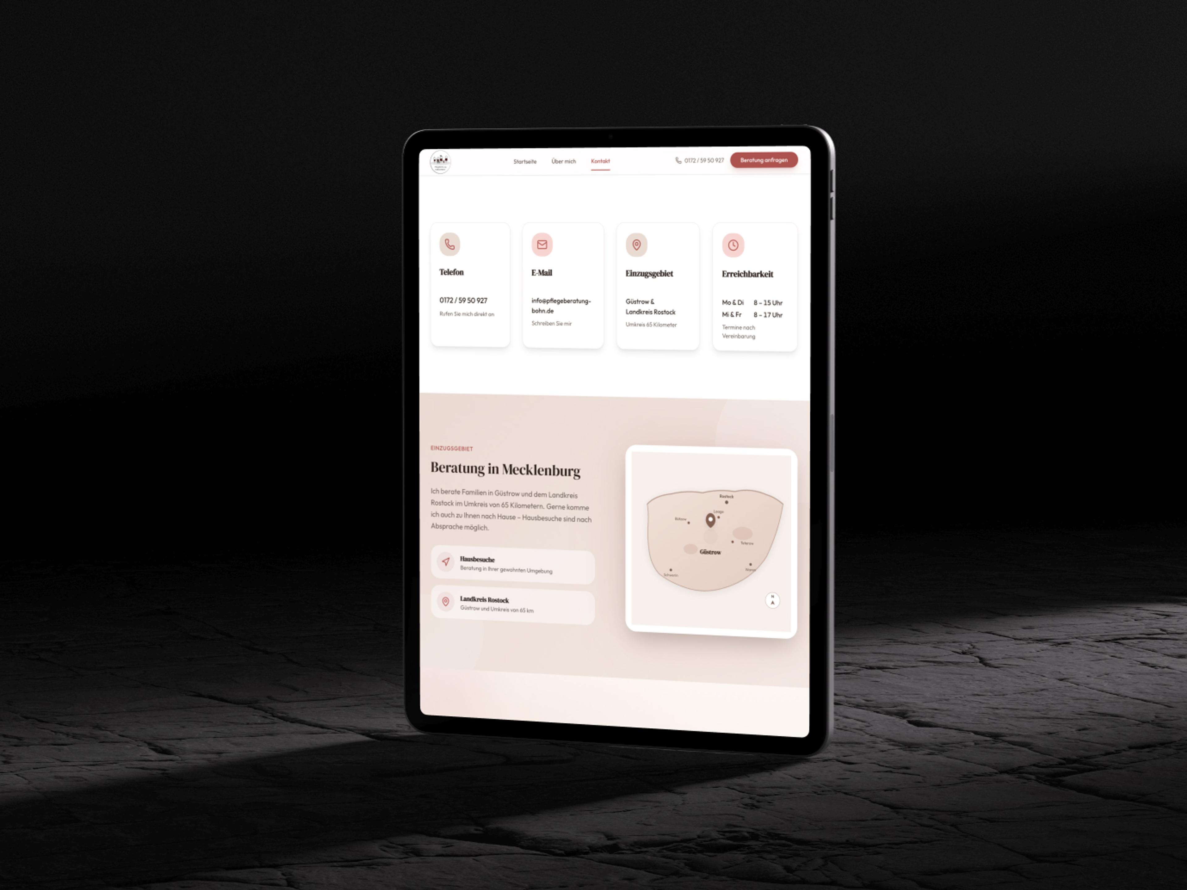 Планшет с информационным сайтом о Мекленбурге, с контактными данными и картой на черном фоне