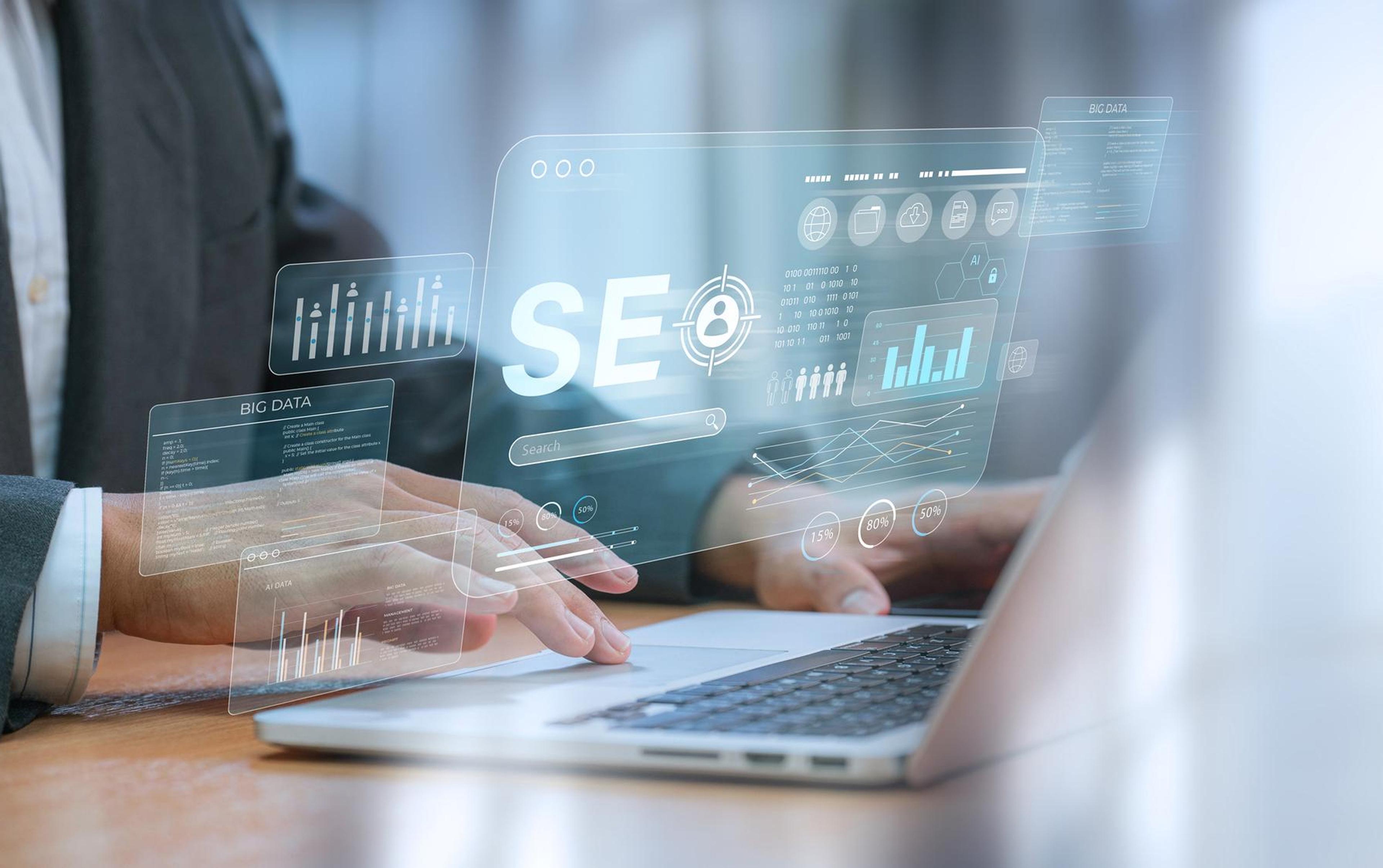 Человек печатает на ноутбуке в окружении парящих SEO-символов и визуализаций данных на тёплом офисном фоне.
