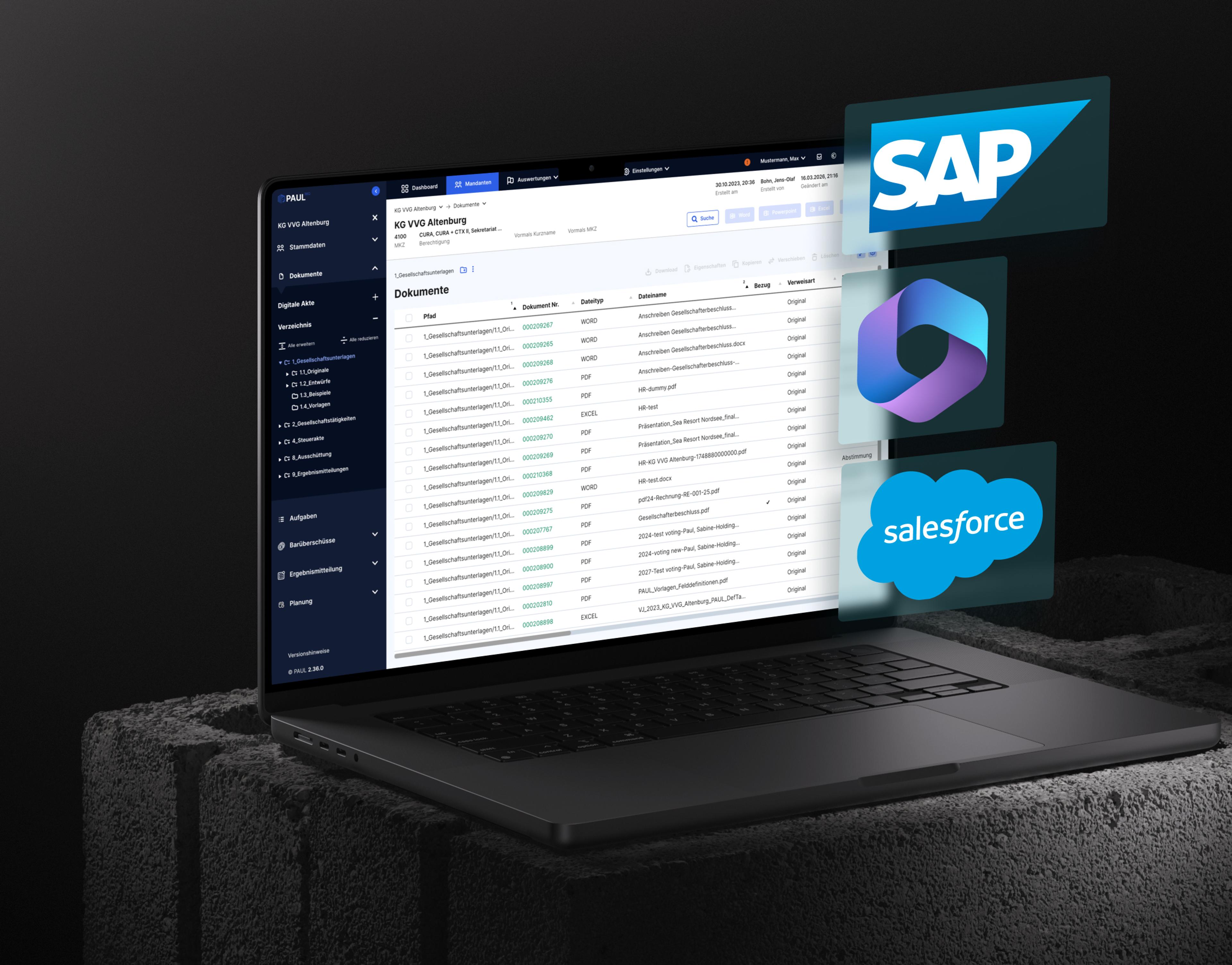 Laptop mit geöffnetem Dashboard und SAP, Salesforce Logos vor dunklem Hintergrund