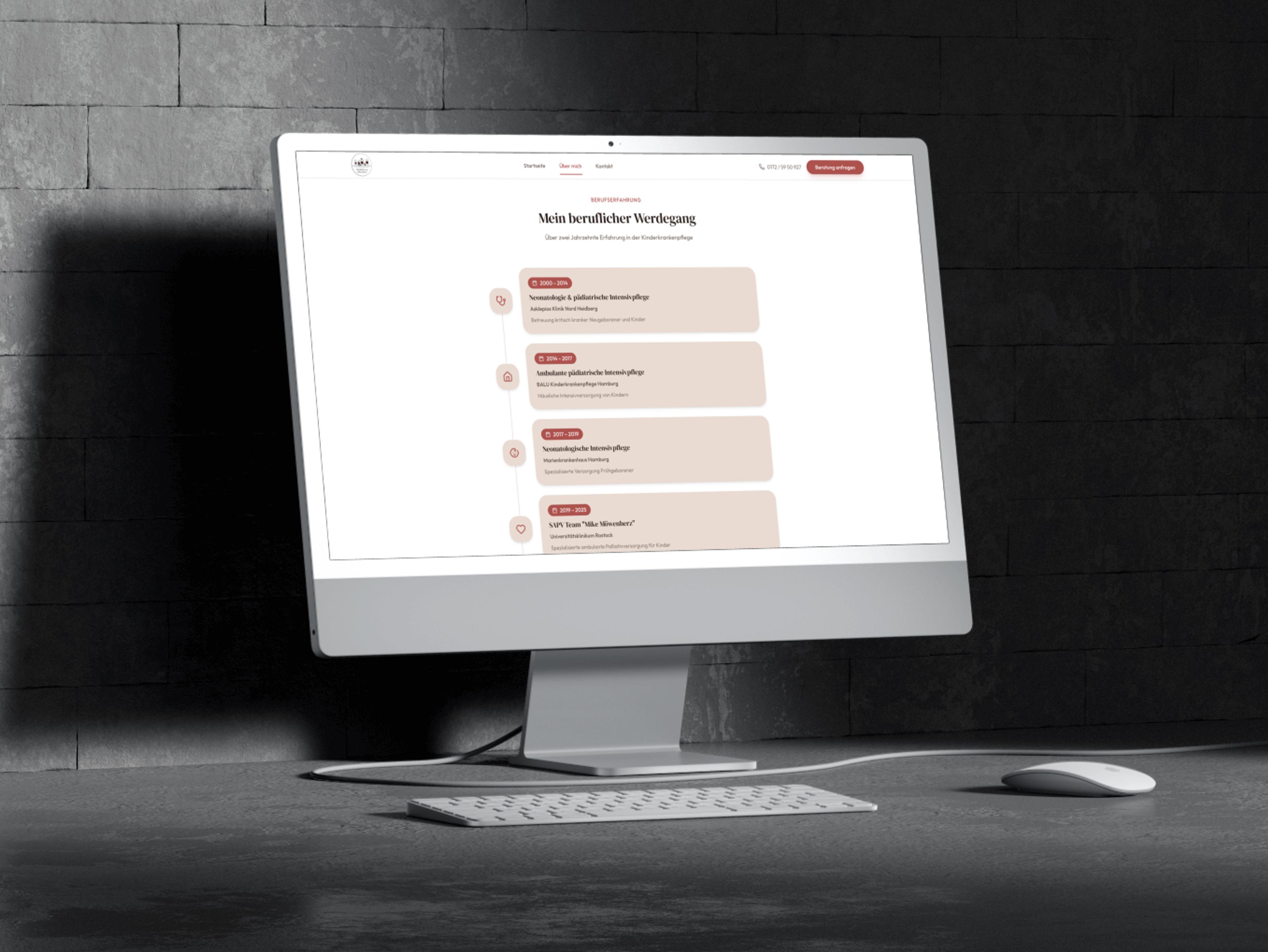 Экран компьютера с резюме, светлый текст на темном фоне, в затененном помещении