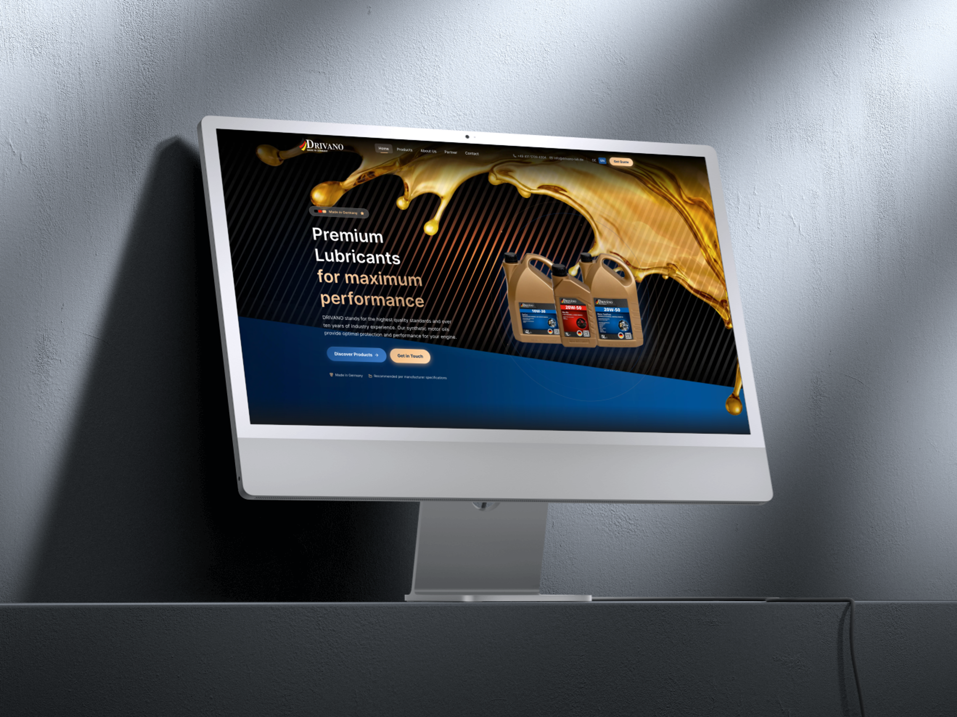 Monitor zeigt Webseite für Ölschmierstoffe mit goldener Ölgrafik und blauen Elementen.