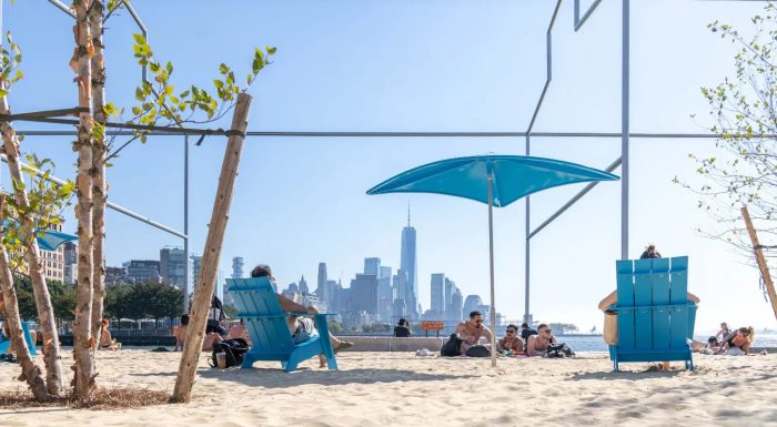 Gansevoort Strand in Manhattan mit Liegestühlen und Downtown Blick