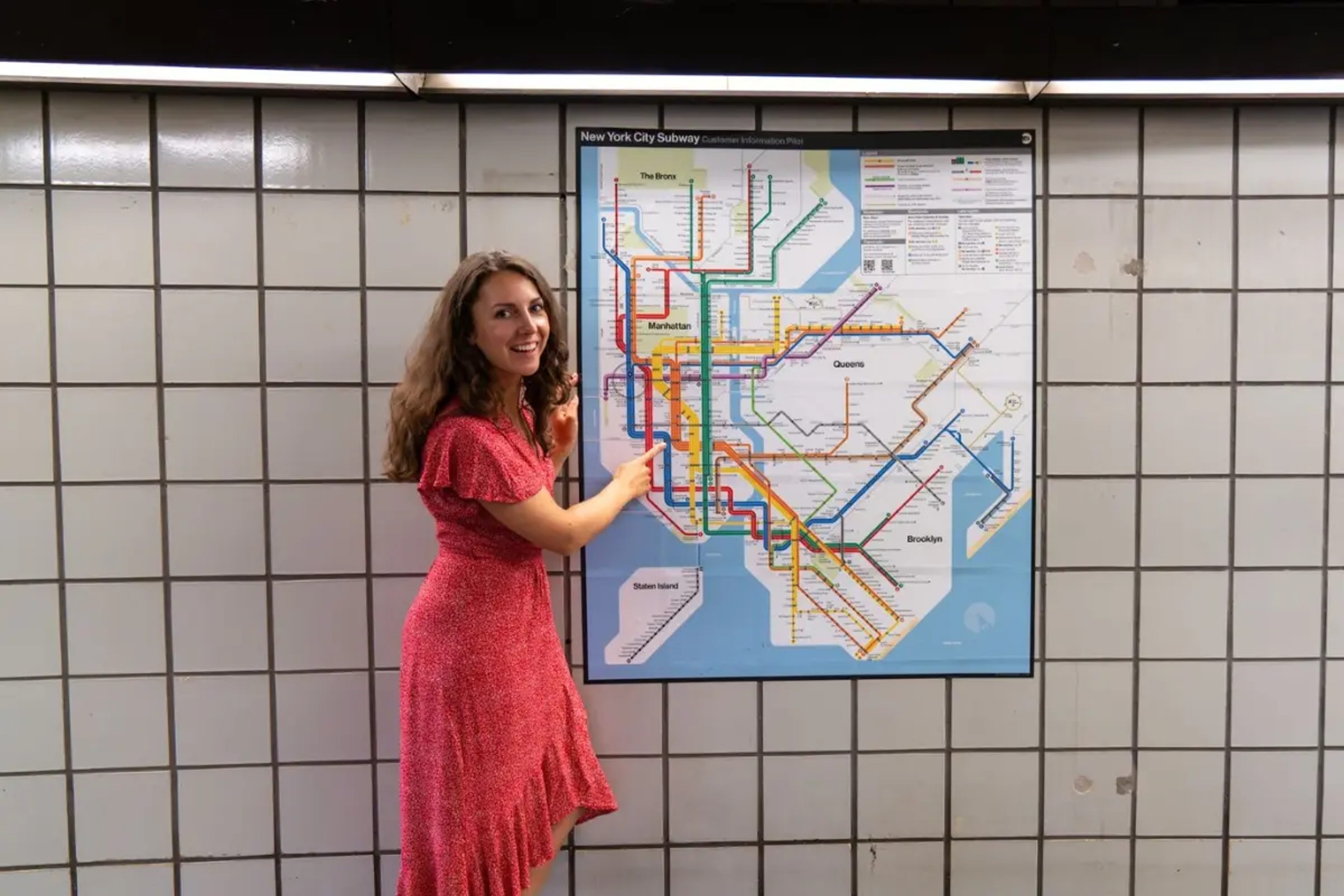 Maureen vor einer New York Subwaykarte