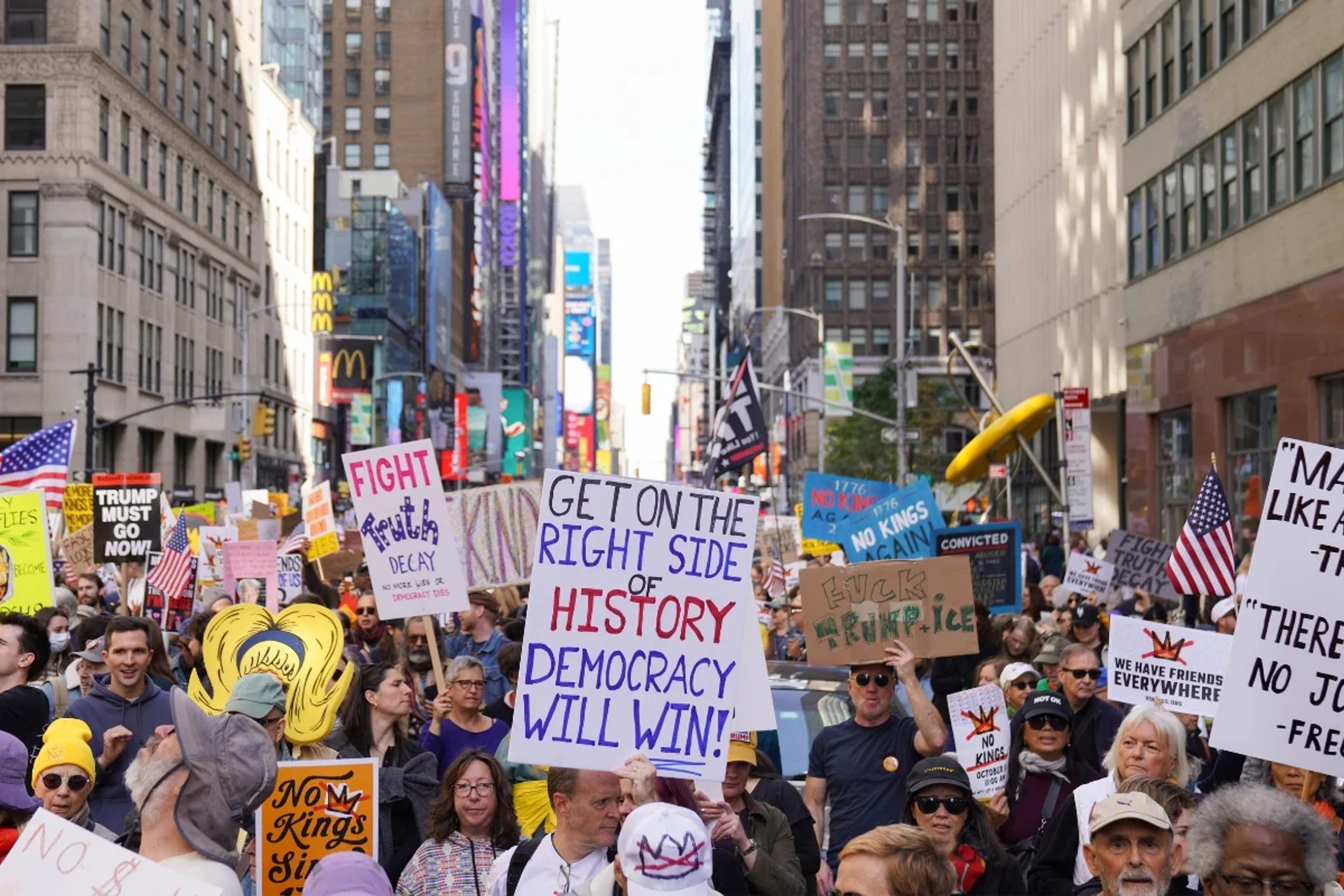 No Kings Demonstranten in New York mit Schildern