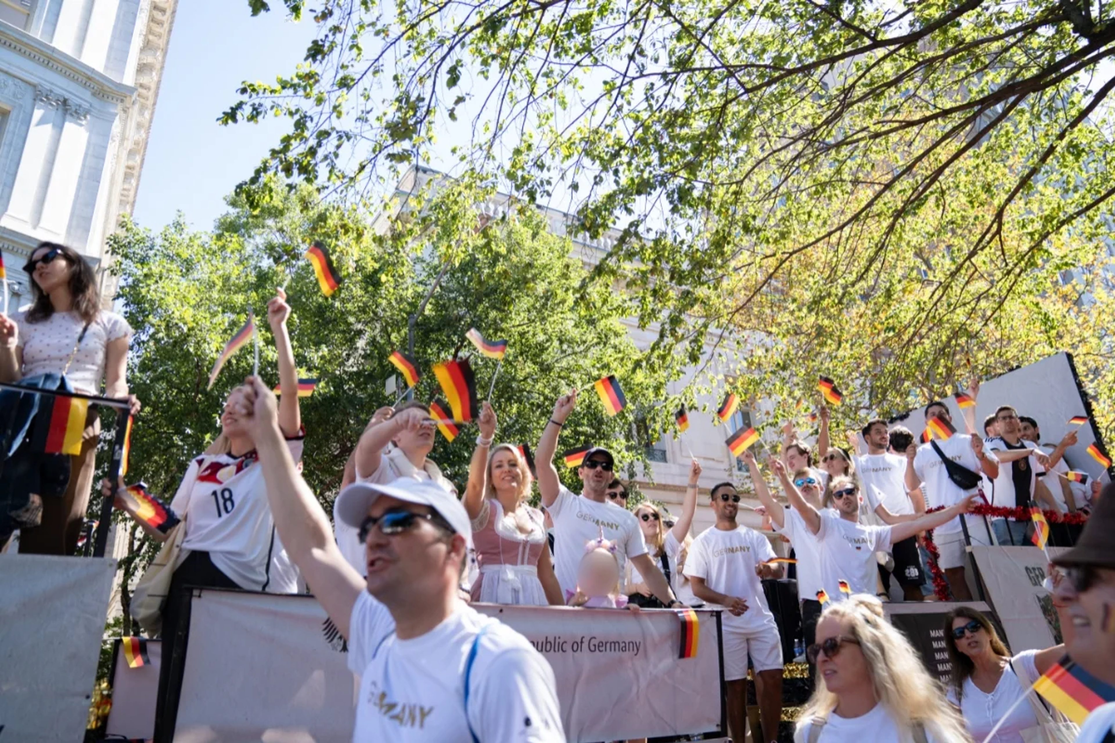 Wagen des deutschen Konsulates auf der Steuben Parade mit deutschen Flaggen