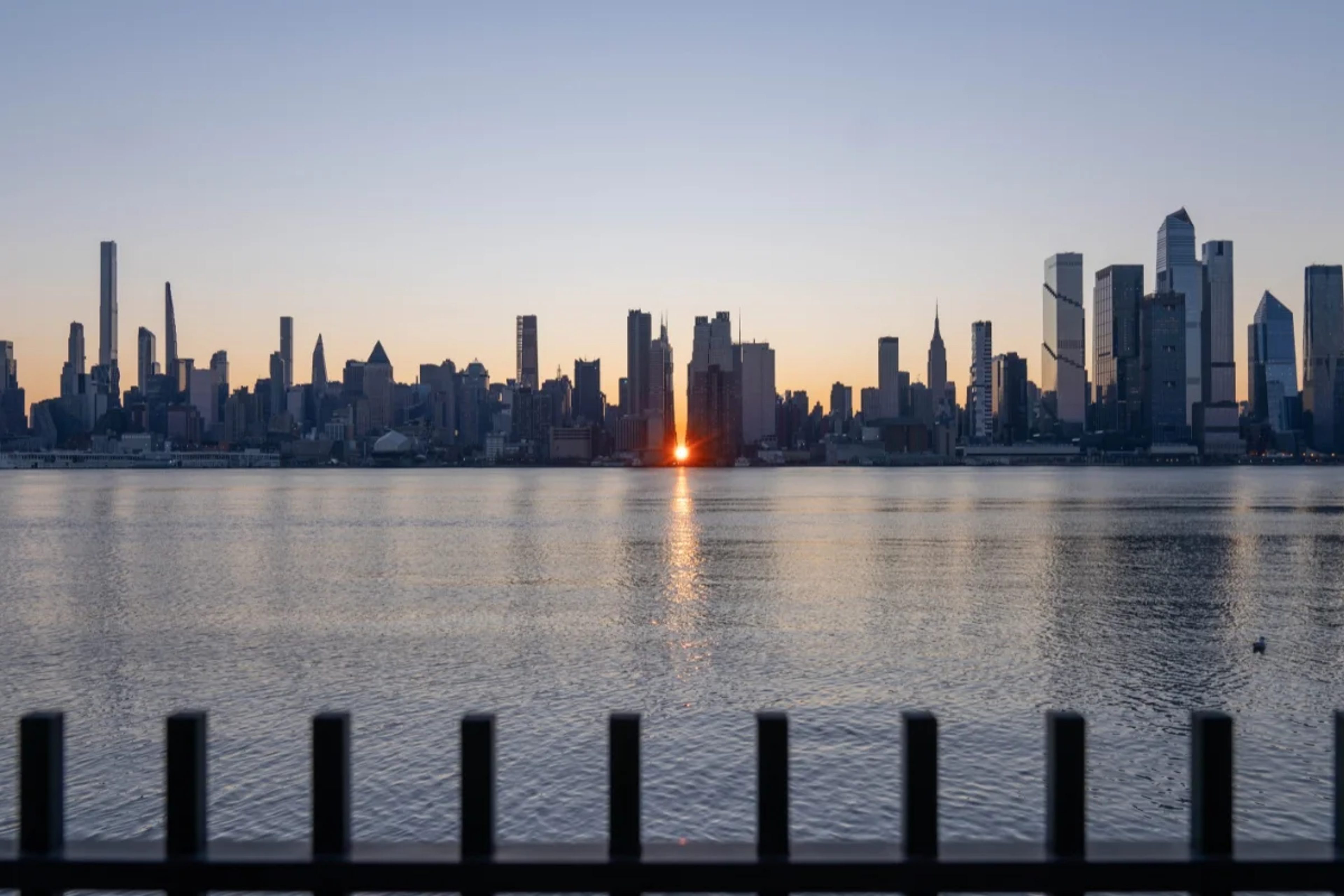 New York Skyline mit Winter Manhattanhenge Sonnenaufgang