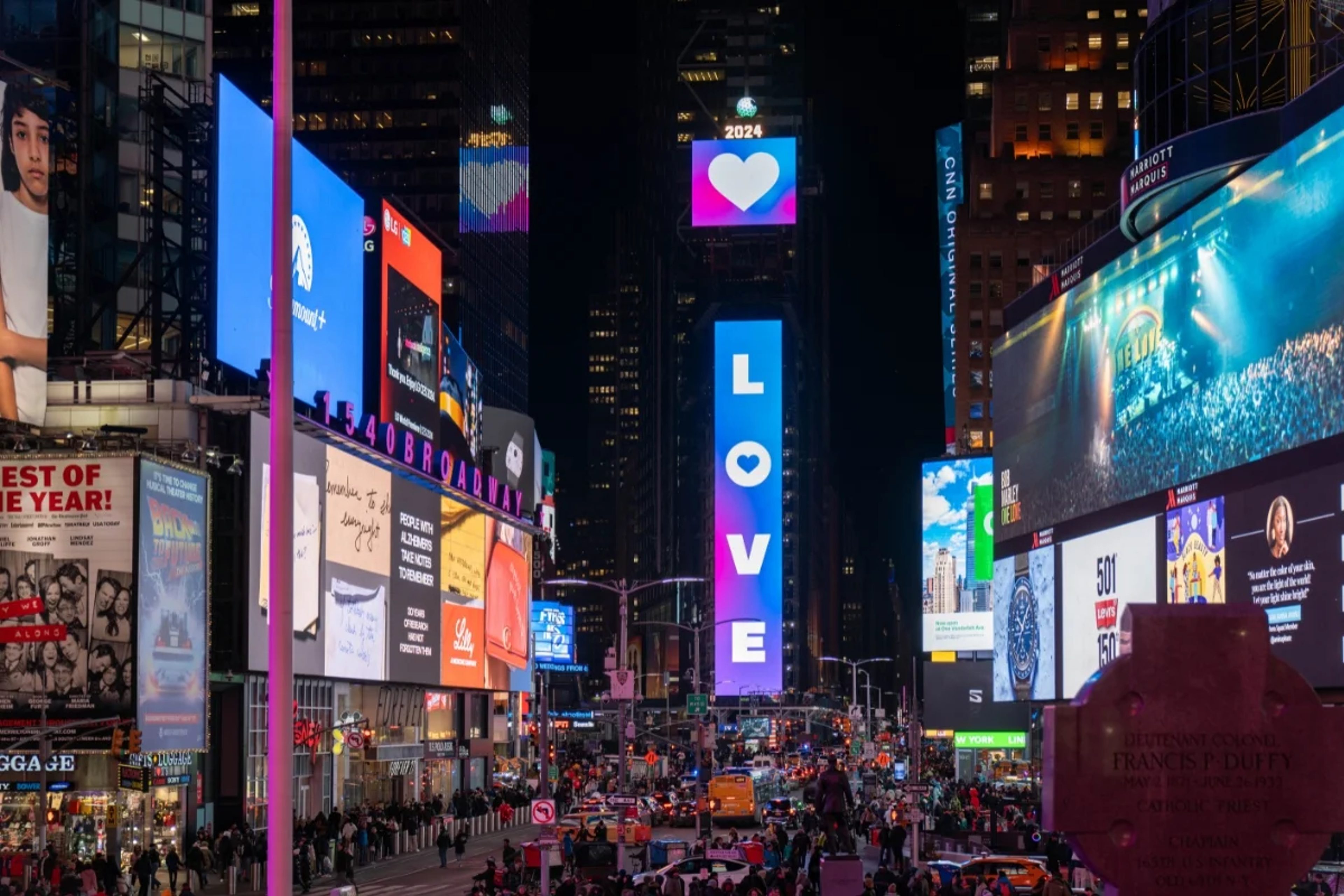 Times Square Werbetafel die LOVE ausschreibt