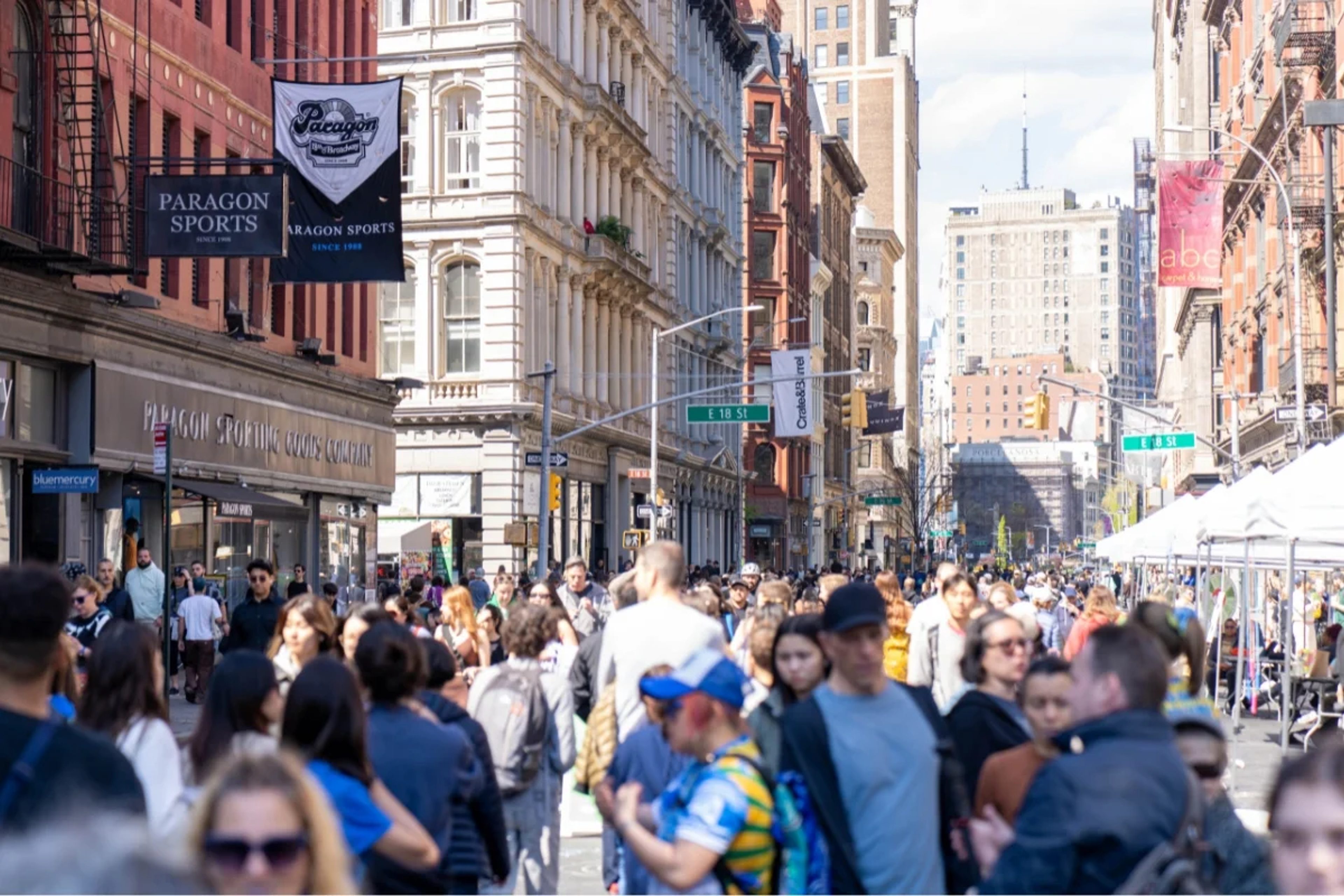 Menschen laufen auf dem autofreien Broadway