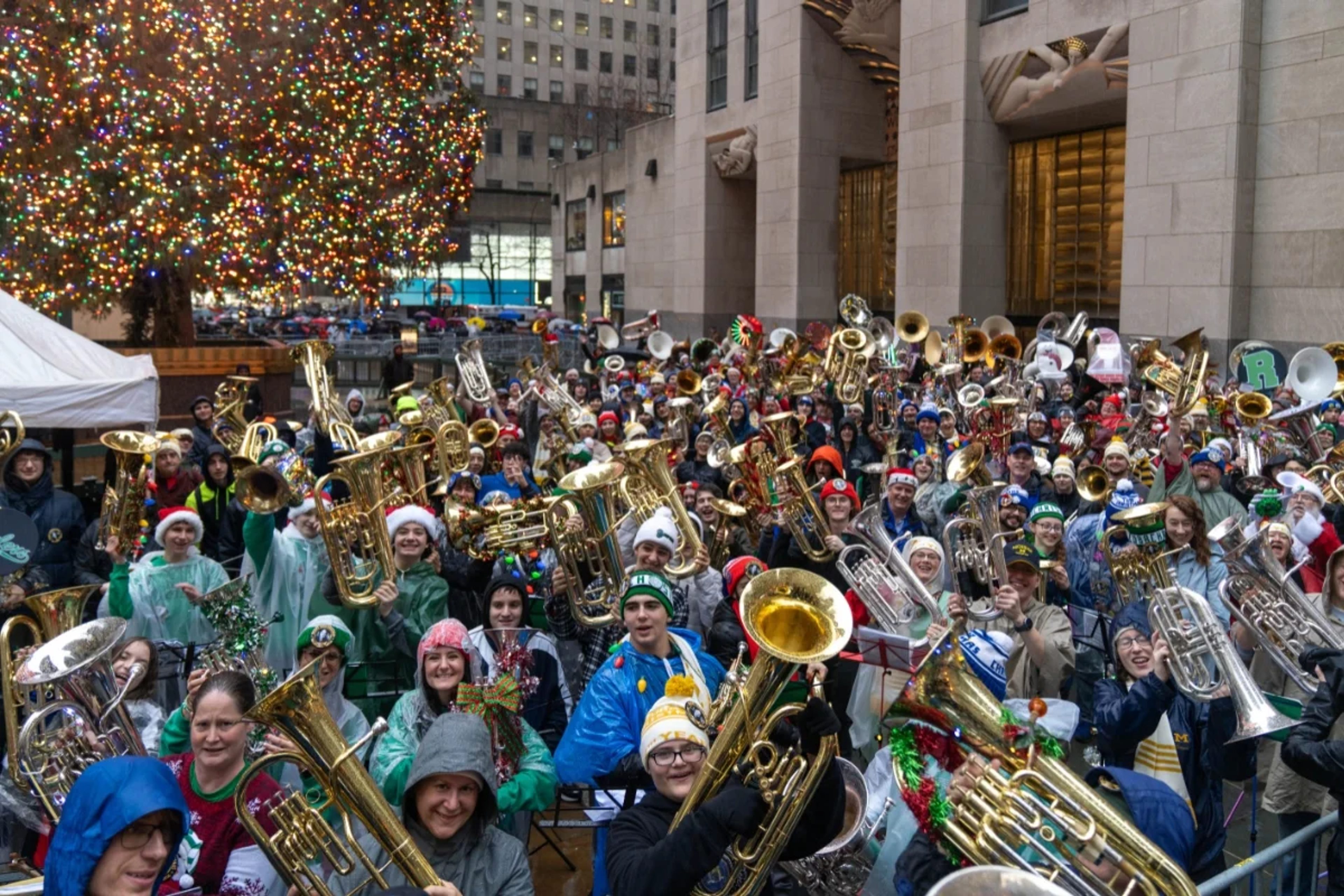 Hundreds of tubists in front of the Rockefeller Center Tree