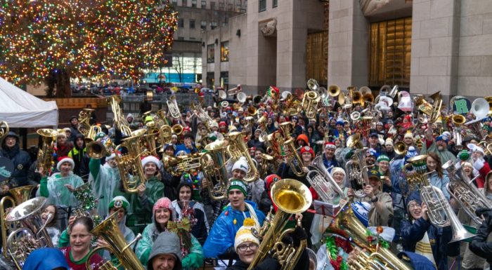 Hundreds of tubists in front of the Rockefeller Center Tree