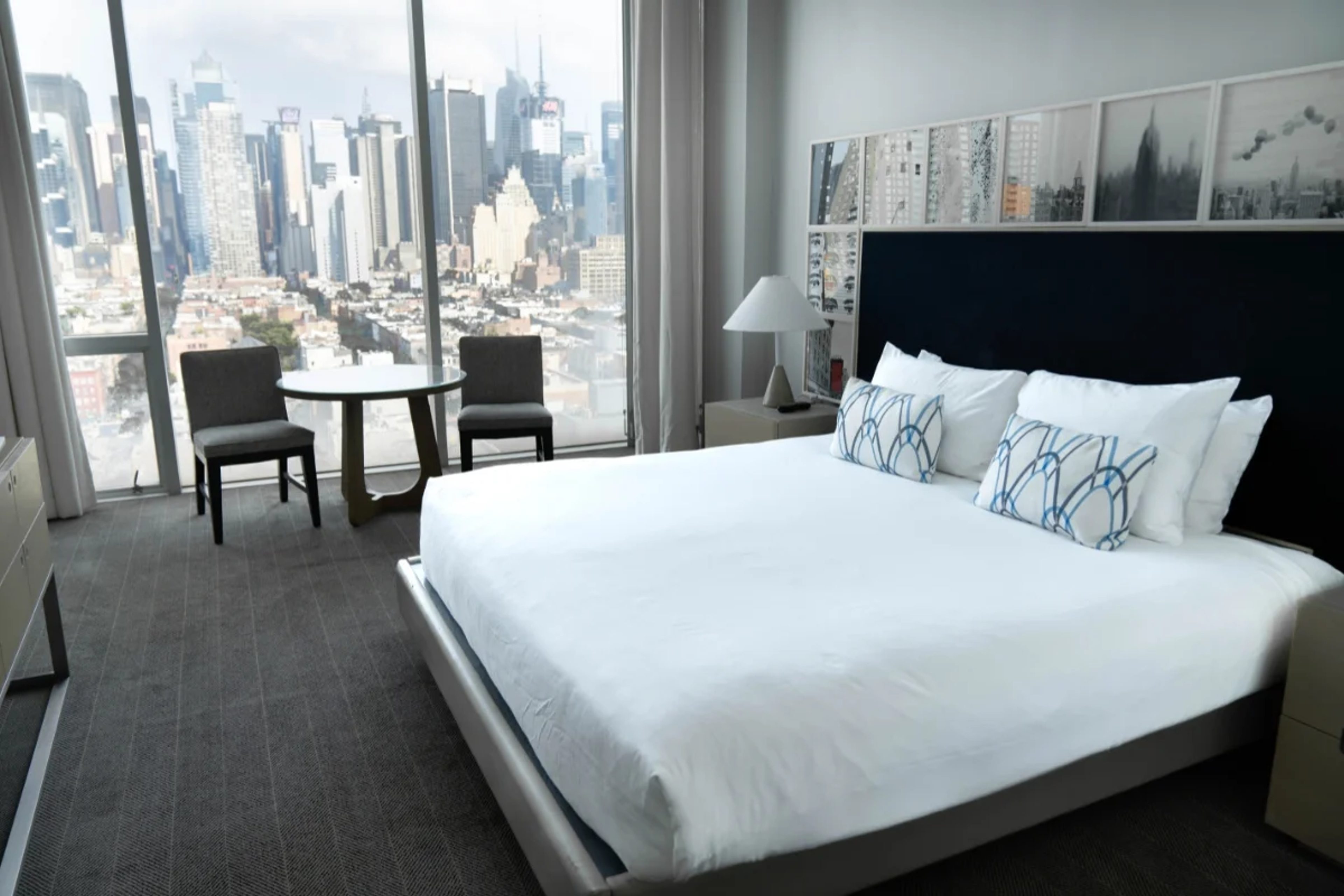 Hotelzimmer in New York mit Aussicht auf die Skyline