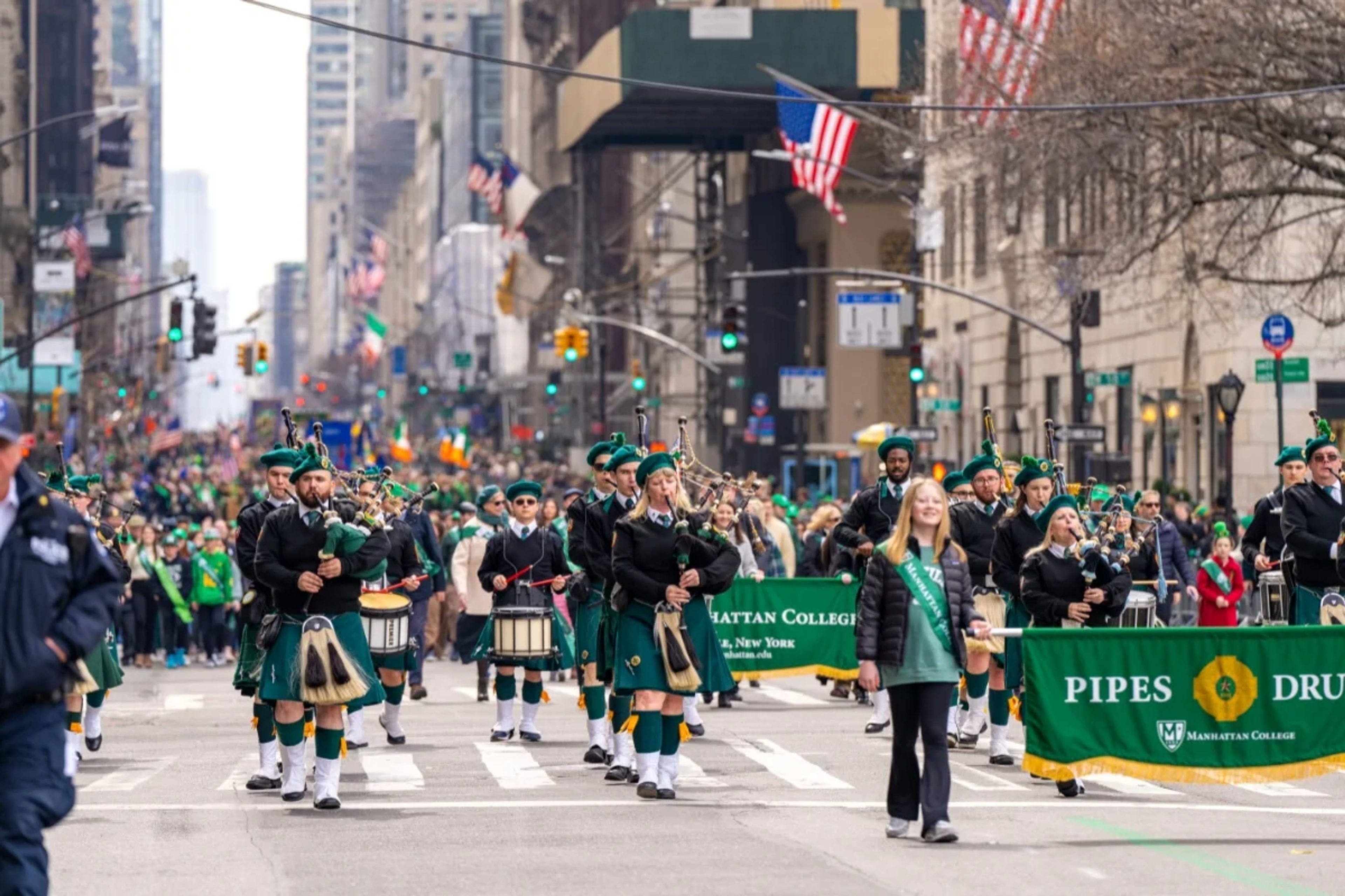 Spielumzug auf der St. Patrick's Parade entlang der Fifth Avenue