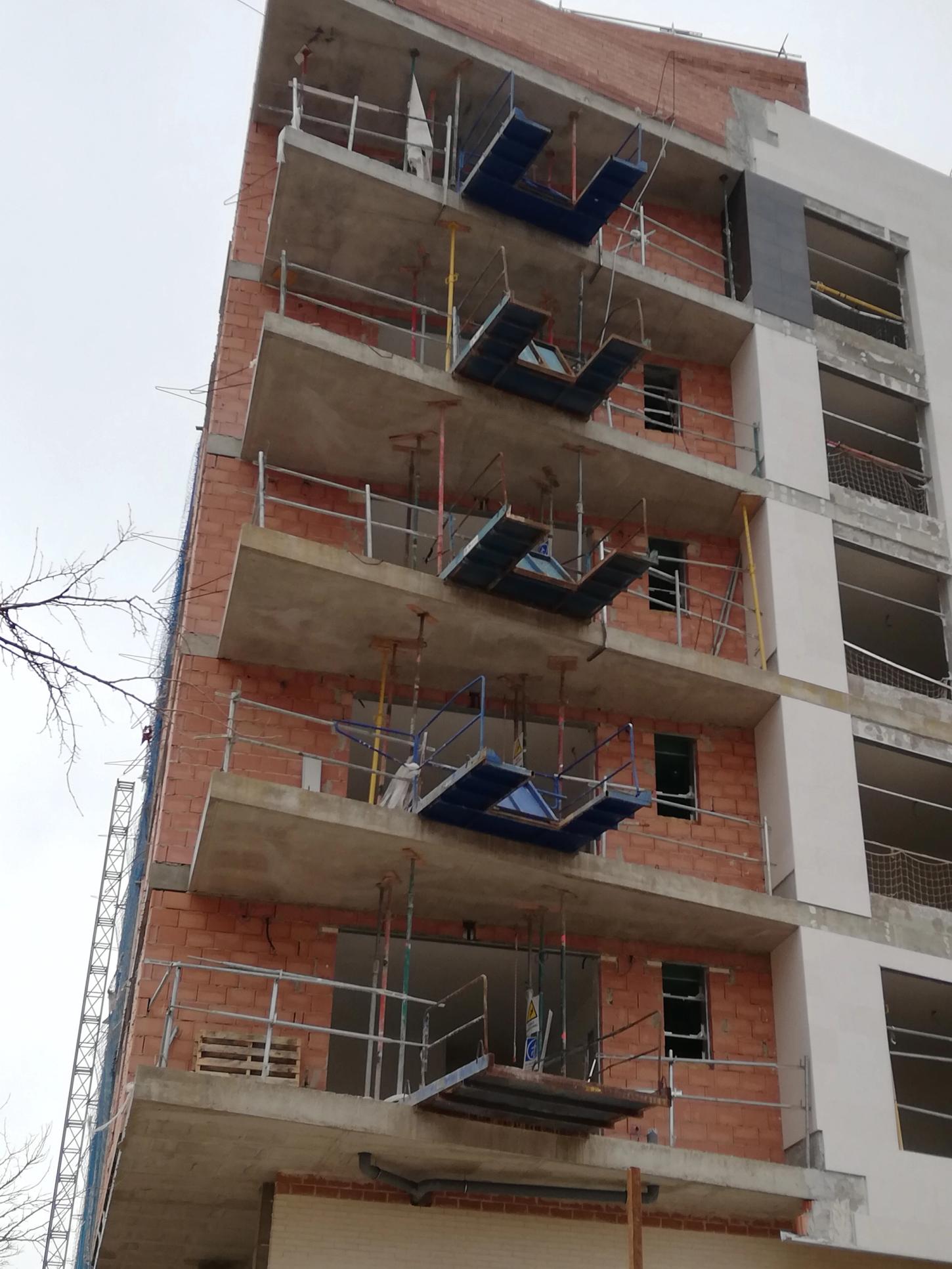 MAQUIOBRAS renforce la sécurité sur chantier avec ses plateformes de déchargement conformes à la norme UNE 180401