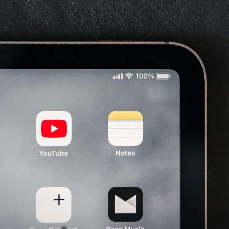 Tablet met de YouTube-app op het beginscherm