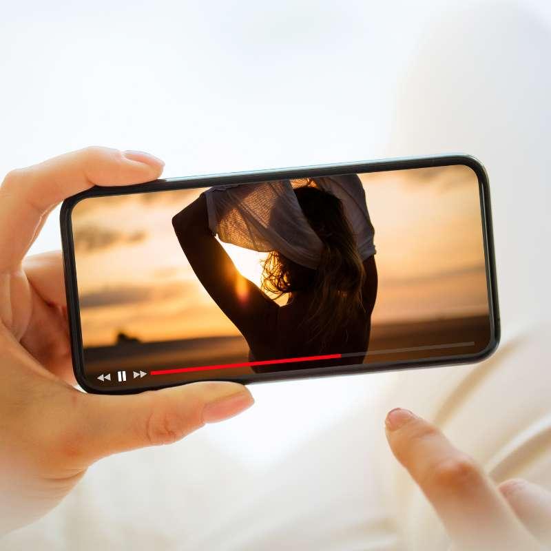 Een video die liggend op een smartphone wordt afgespeeld