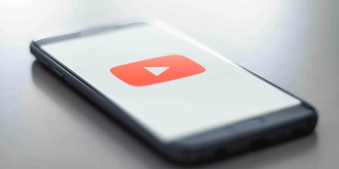 Smartphone met het YouTube-logo op het scherm