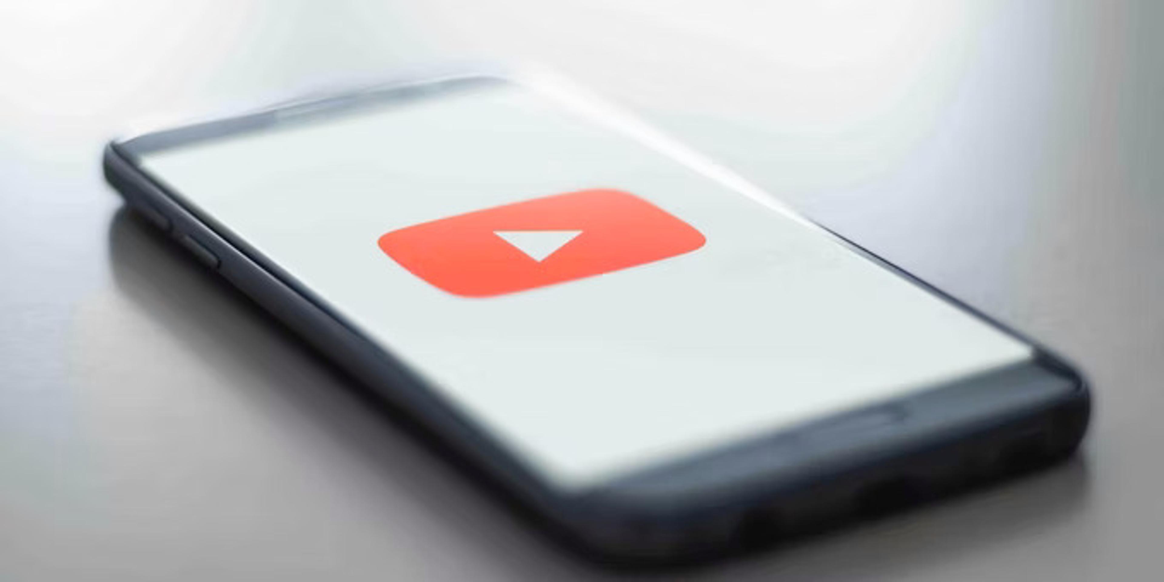 Smartphone met het YouTube-logo op het scherm