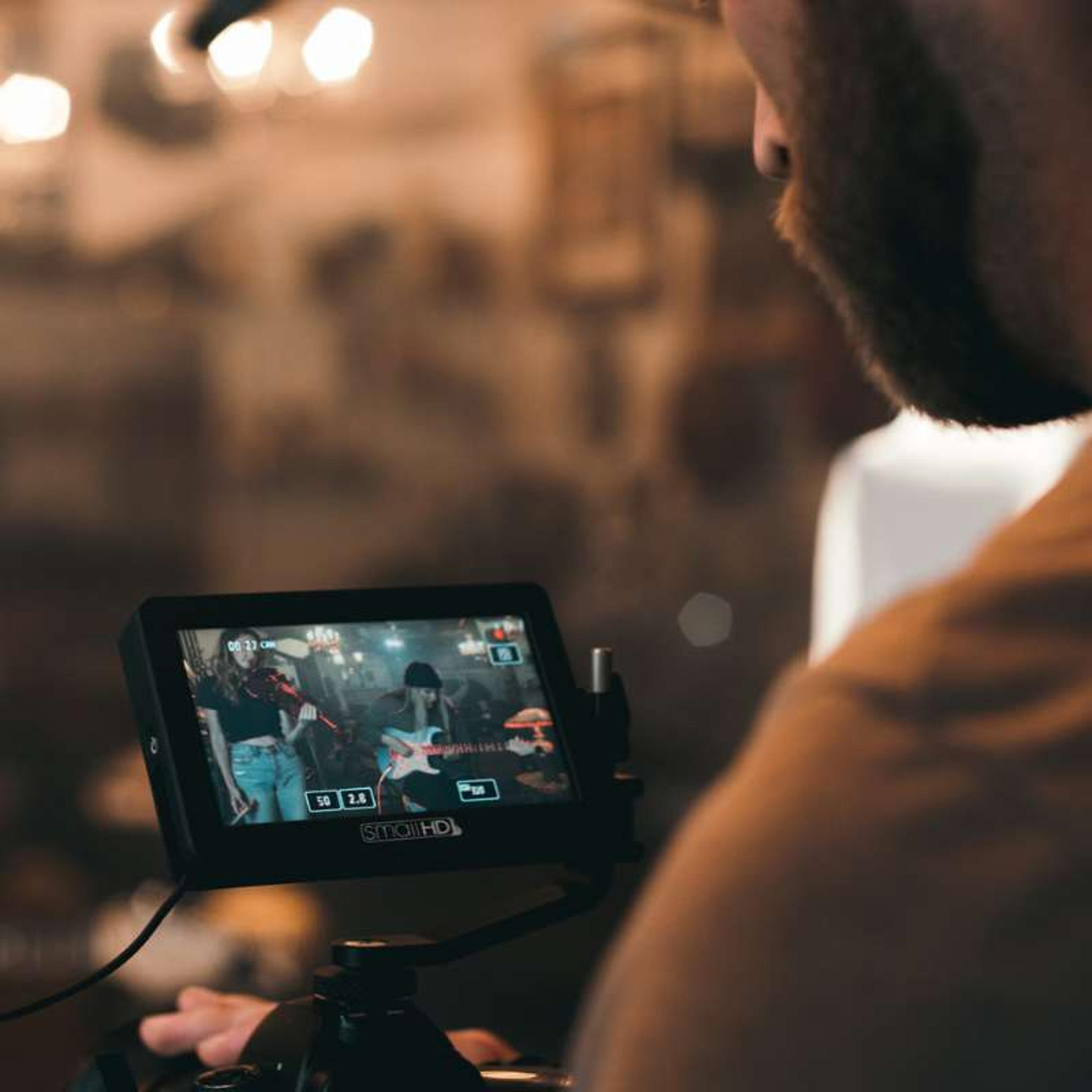 Videograaf die meekijkt op het scherm van een camera