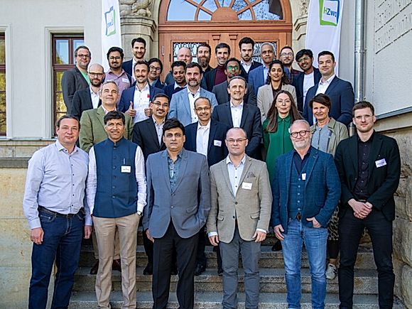 Rund 30 deutsche und indische Teilnehmende des Summits auf der Freitreppe des Tagungsgebäudes