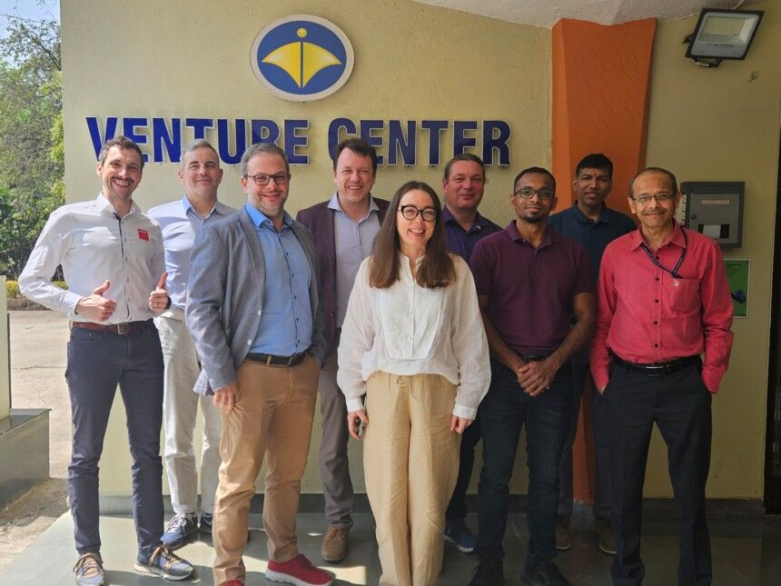 Delegationsgruppe vor dem Eingangsschild des Venture Center in Pune