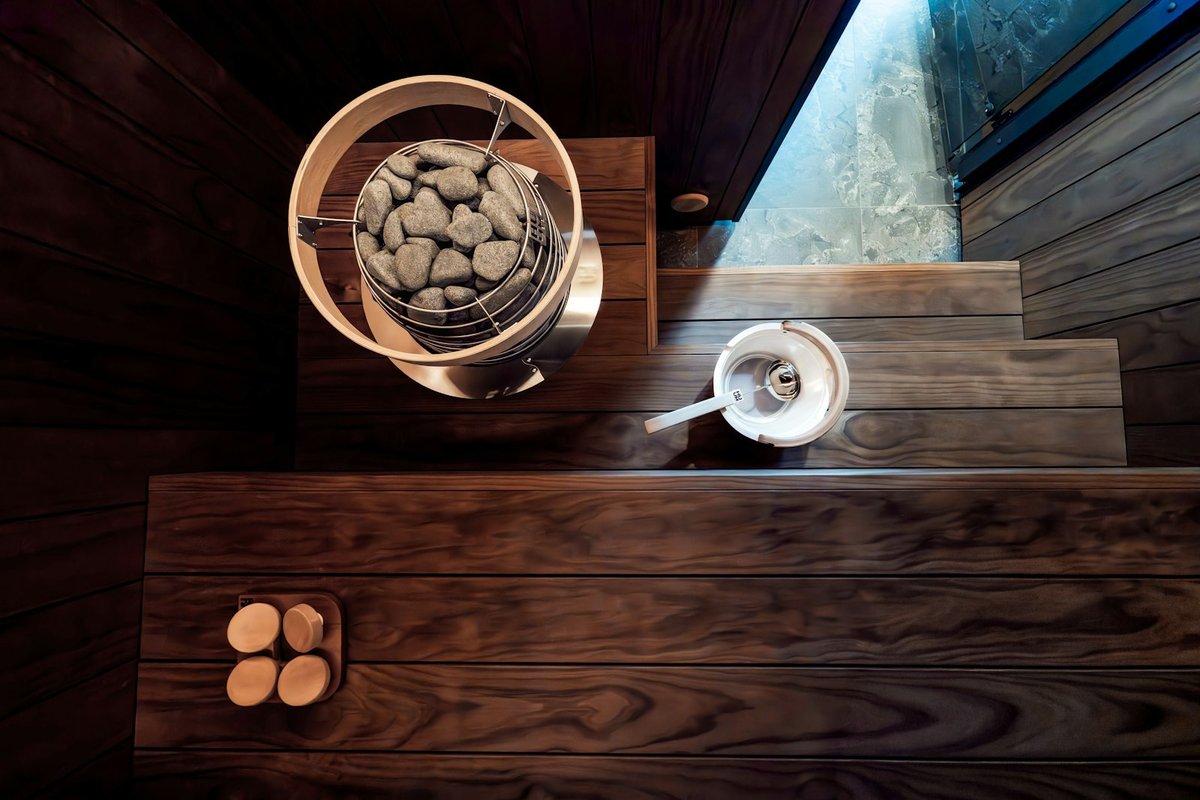 Louche et seau en bois sur un banc de sauna