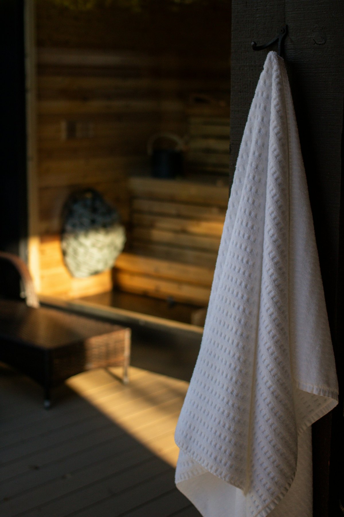 Serviette blanche suspendue dans un sauna chaleureux