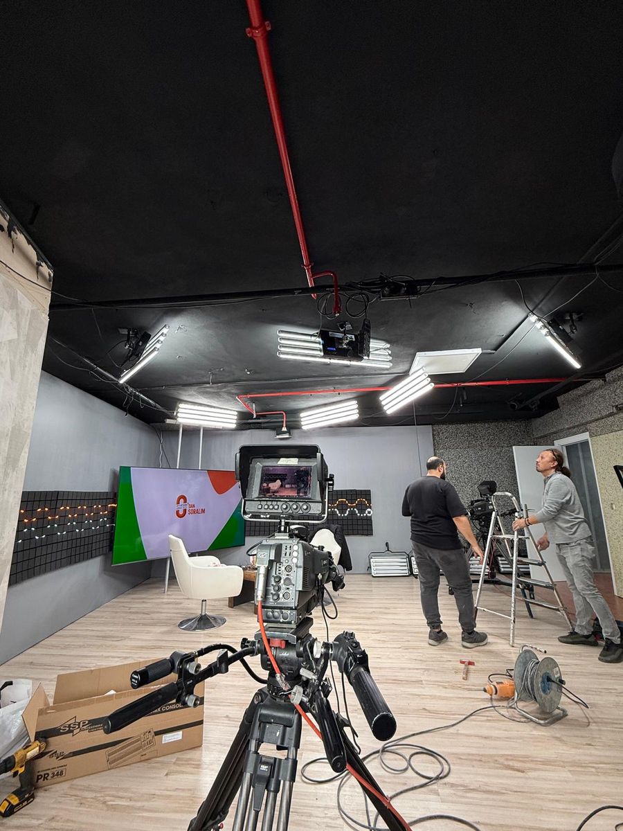 0 TV Stüdyosu: Lineer Ultra-Soft Işık Tasarımı 2