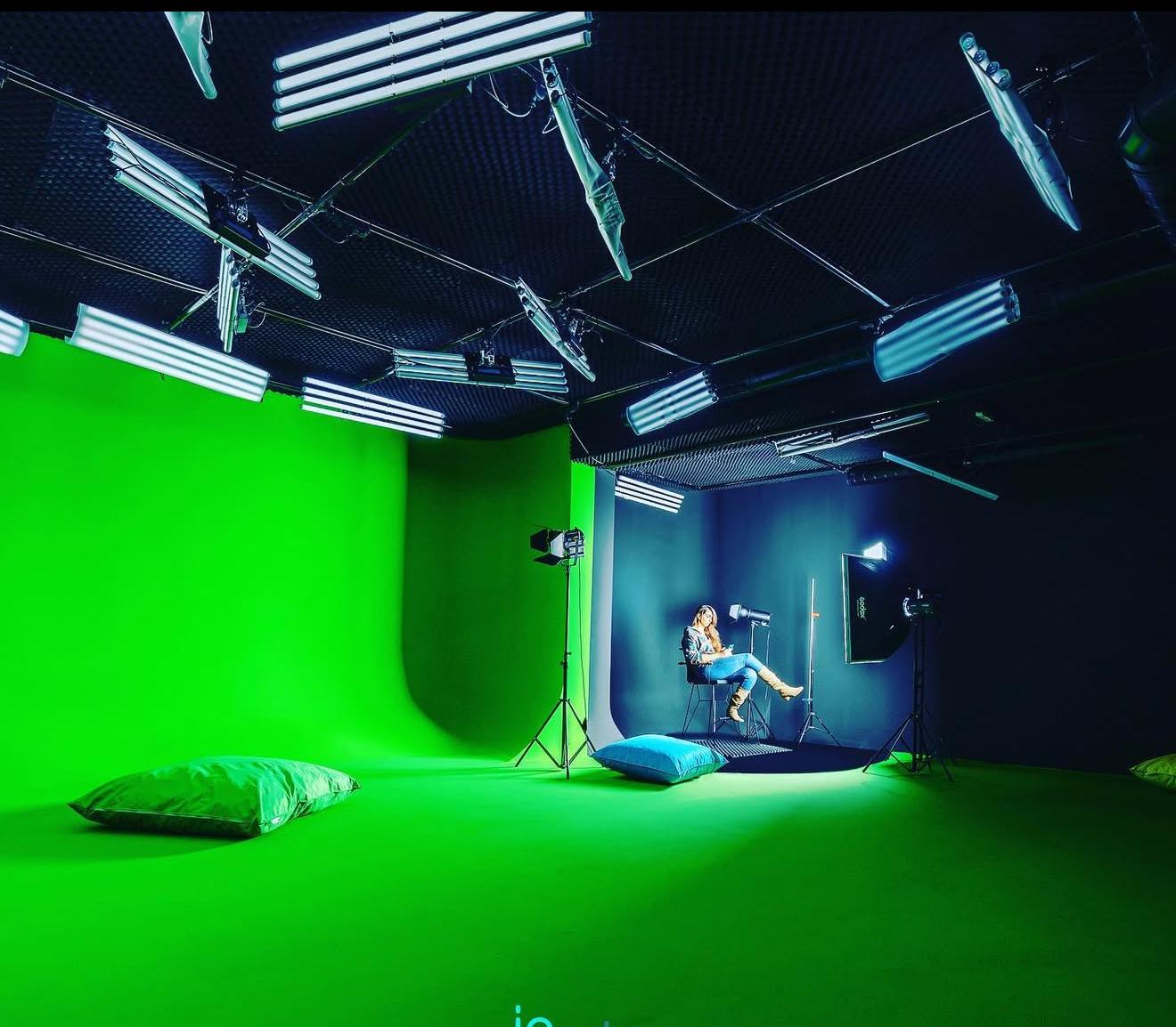 Inspire Art Studio: Yüksek Renk Doğruluğu ve Işık Tasarımı